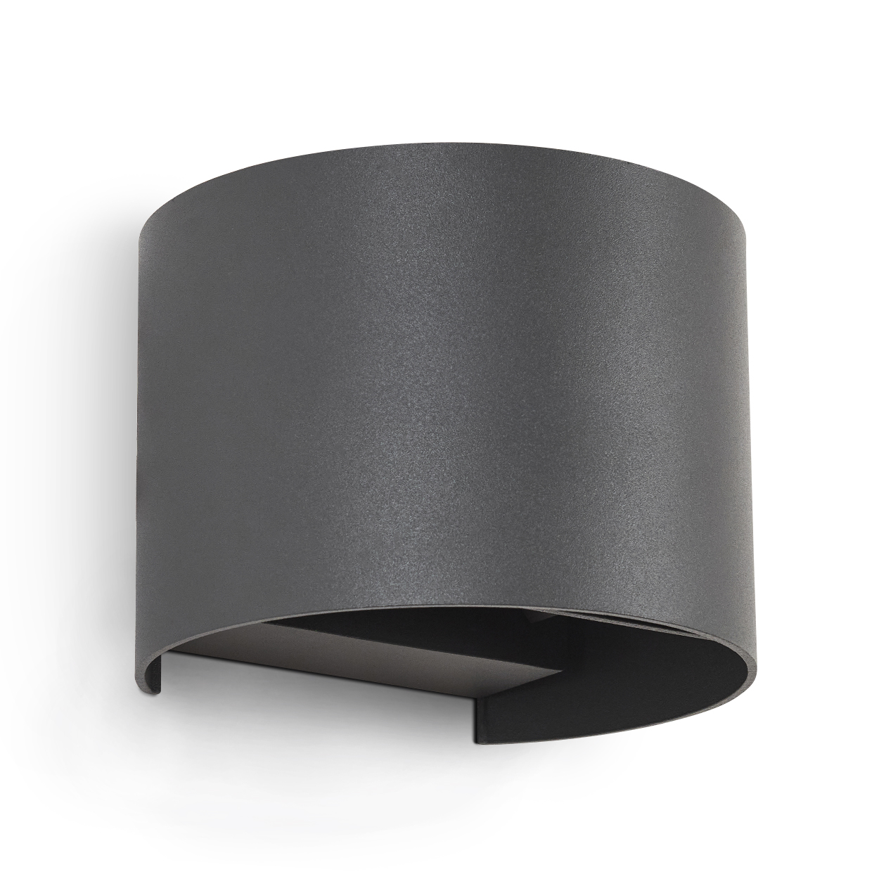 Eine dunkelgraue, halb zylindrische Wandleuchte ist an einer weißen Wand montiert. Die Lampe hat ein gebogenes Design mit offenem Boden.