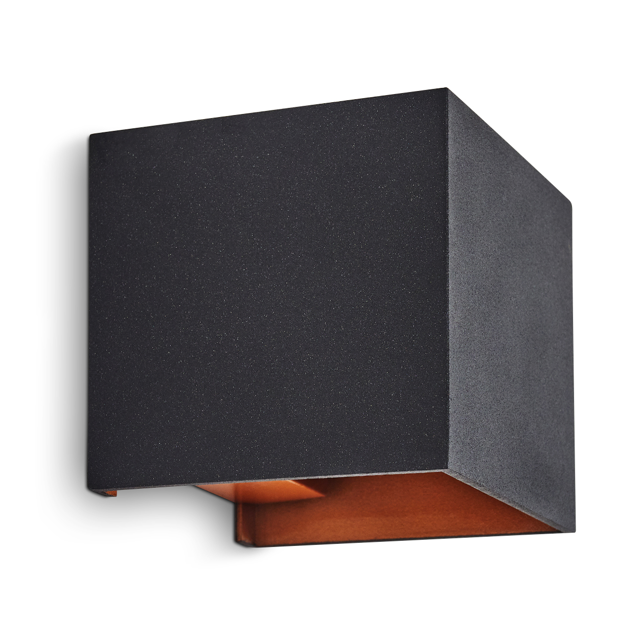 Eine quadratische, schwarze Wandleuchte mit kupferfarbenem Innenraum. Sie wirft einen Schatten auf weißem Hintergrund. Die Lampe ist würfelförmig.