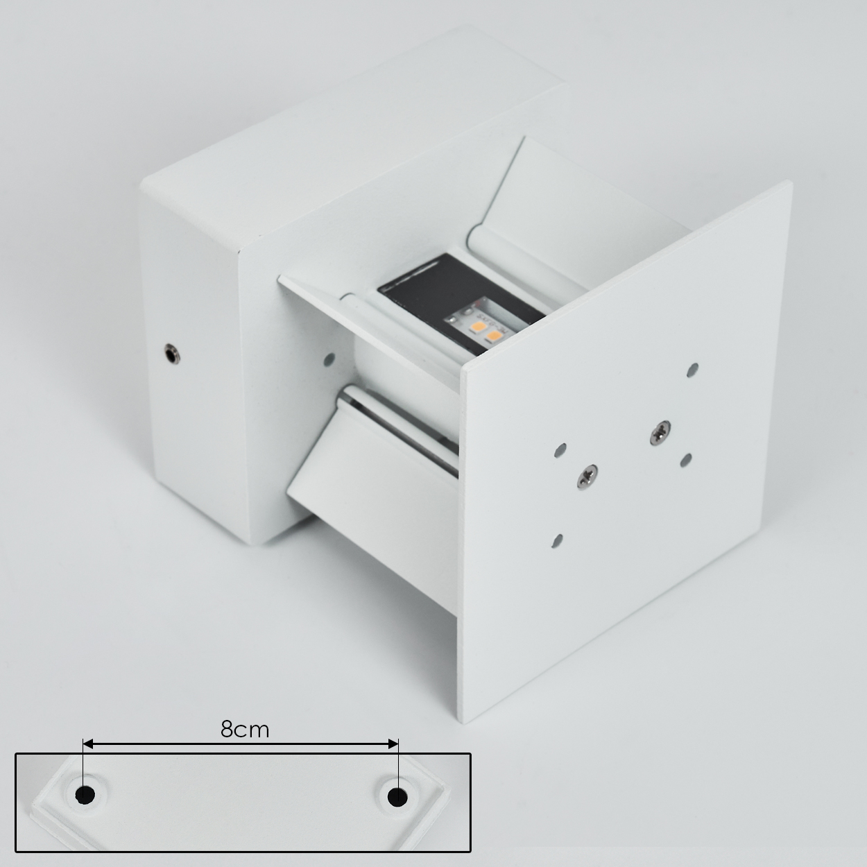 Weiße, moderne Außenleuchte. Quadratisches Design mit offener Front, die die LED zeigt. Grundplatte mit Löchern und Schraubendetails.