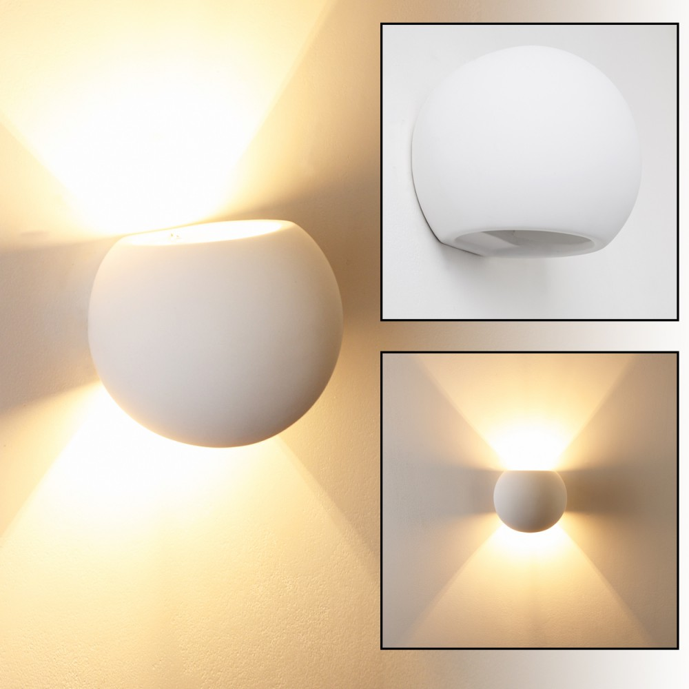 Drei Bilder von weißen, kugelförmigen Wandlampen. Jede Lampe wirft ein warmes, nach unten gerichtetes Licht auf die Wand. Der Hintergrund ist eine weiße Wand.