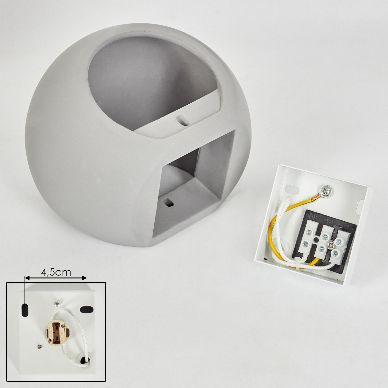 Graues, kugelförmiges Lampengehäuse und eine weiße Elektrokasten mit Verkabelung liegen auf weißer Oberfläche. Eine kleine Box zeigt 4,5cm.