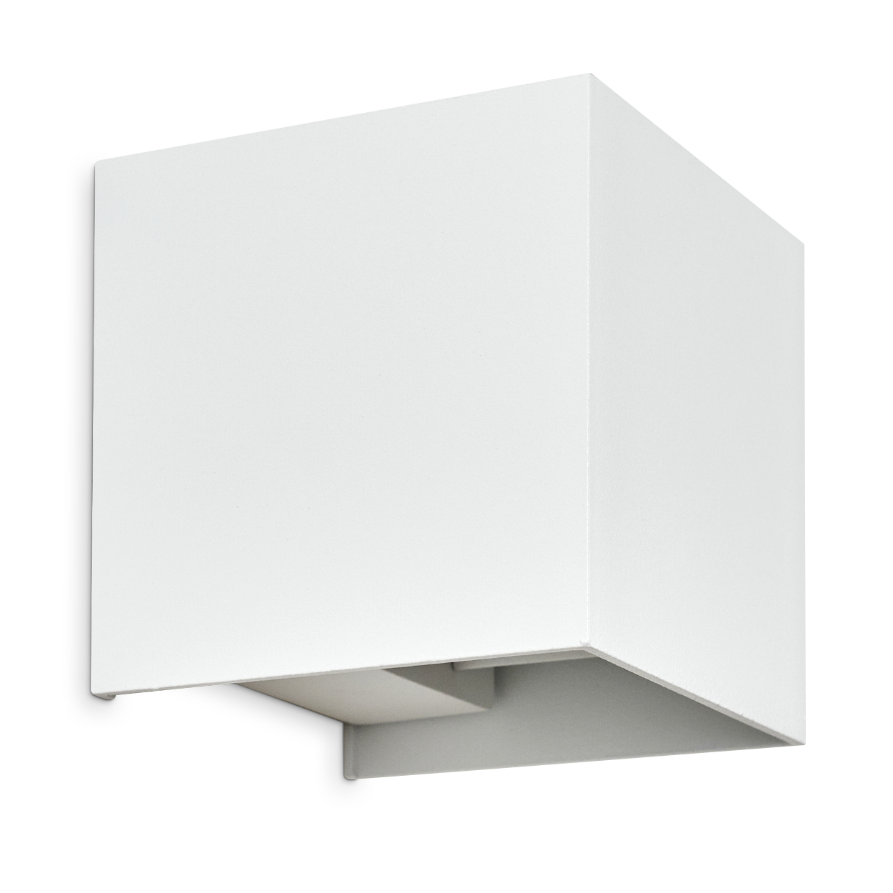 Eine weiße, würfelförmige Wandleuchte ist an einer weißen Wand montiert. Die Lampe hat eine rechteckige Öffnung.