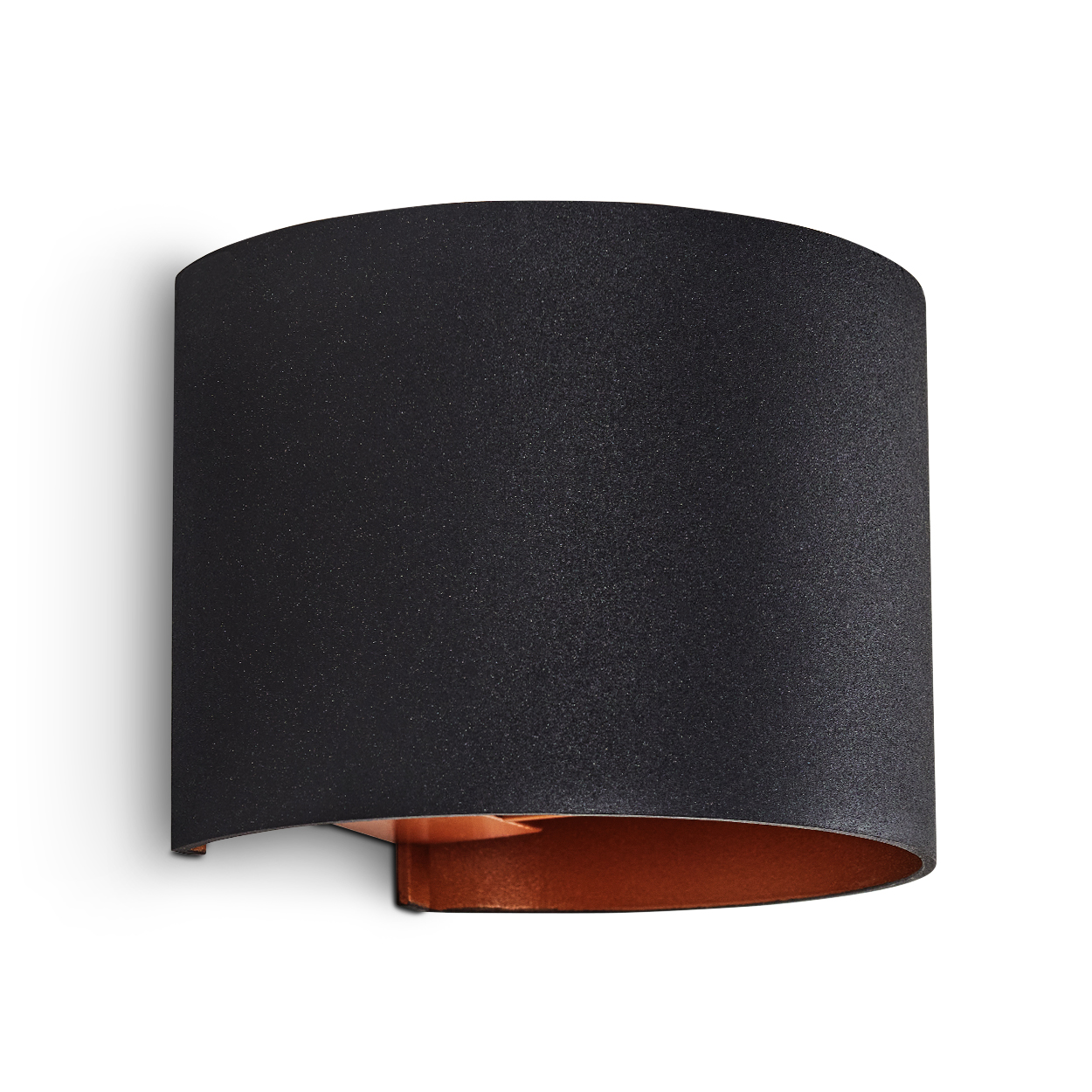 Eine moderne, schwarze Wandleuchte mit kupferfarbenem Innenraum. Sie hat eine halbkreisförmige Form und ist an einer weißen Wand befestigt.