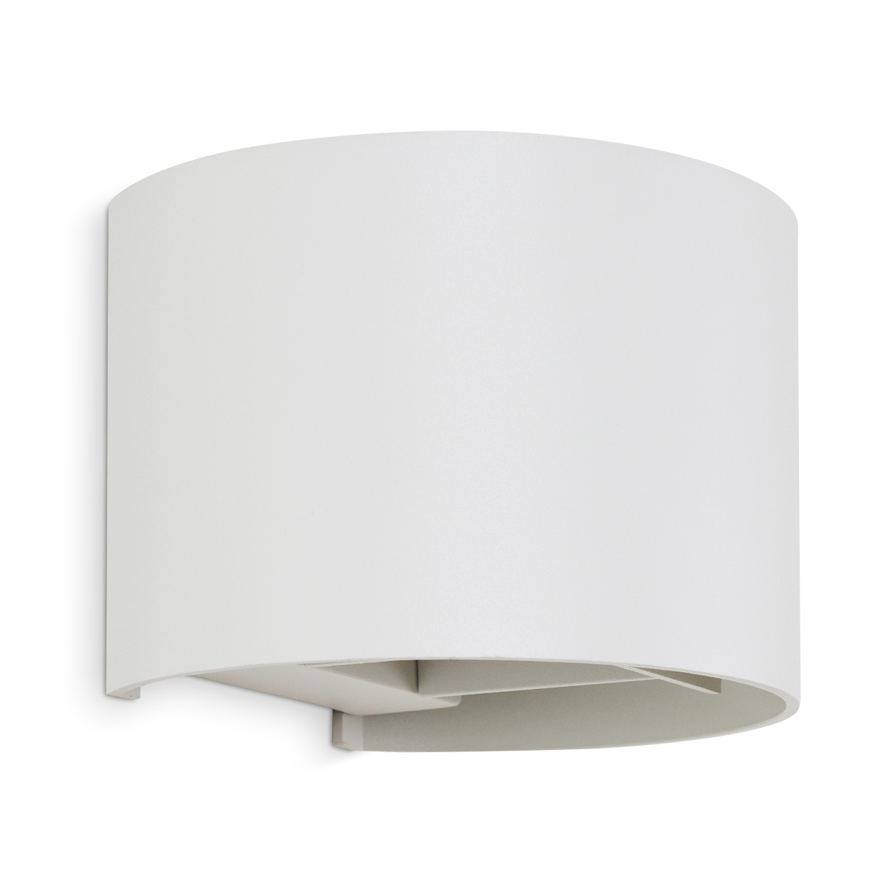 Eine weiße, halb zylindrische Wandleuchte mit flachem Sockel, montiert an einer weißen Wand. Die Lampe hat ein sauberes, modernes Design.