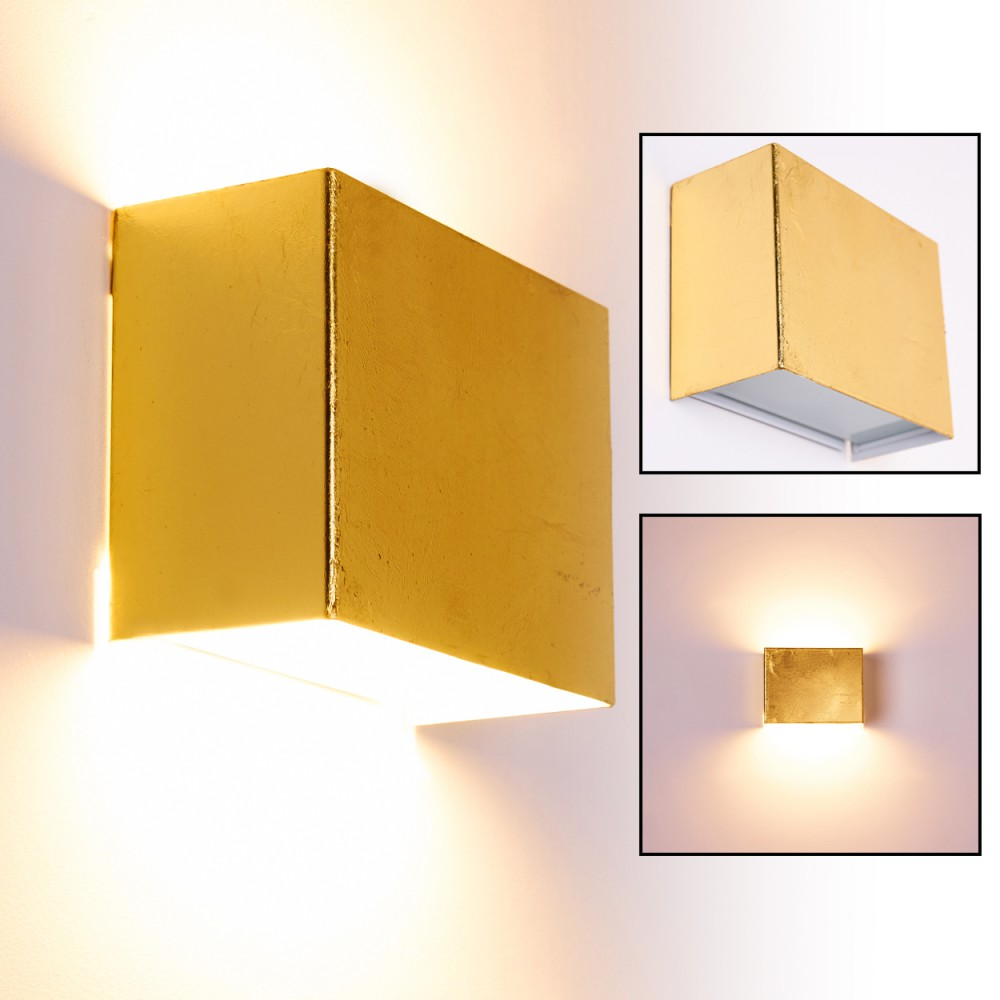 Eine goldene Wandleuchte an einer weißen Wand. Die Lampe hat eine rechteckige Form und strahlt nach unten Licht aus. Zwei weitere Ansichten sind enthalten.