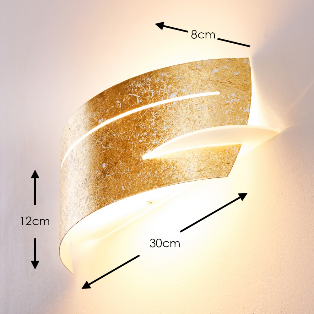 Eine goldene Wandlampe mit geschwungenem Design. Die Abmessungen sind beschriftet: 8 cm, 12 cm und 30 cm. Sie ist an einer weißen Wand montiert.