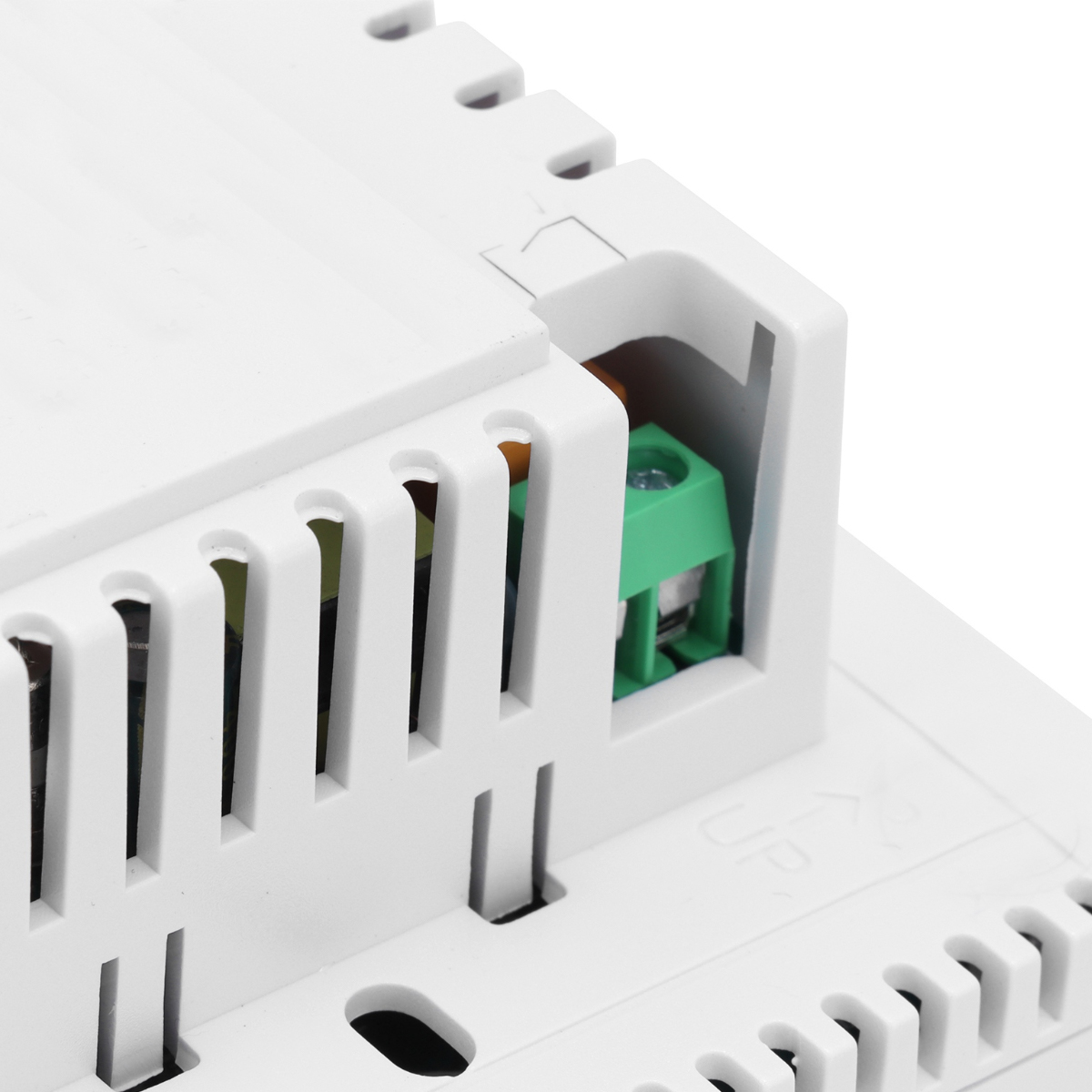 Nahaufnahme einer weißen elektrischen Komponente mit Lüftungsschlitzen und einem grünen Klemmenblock. Weißes Kunststoffgehäuse mit Details.
