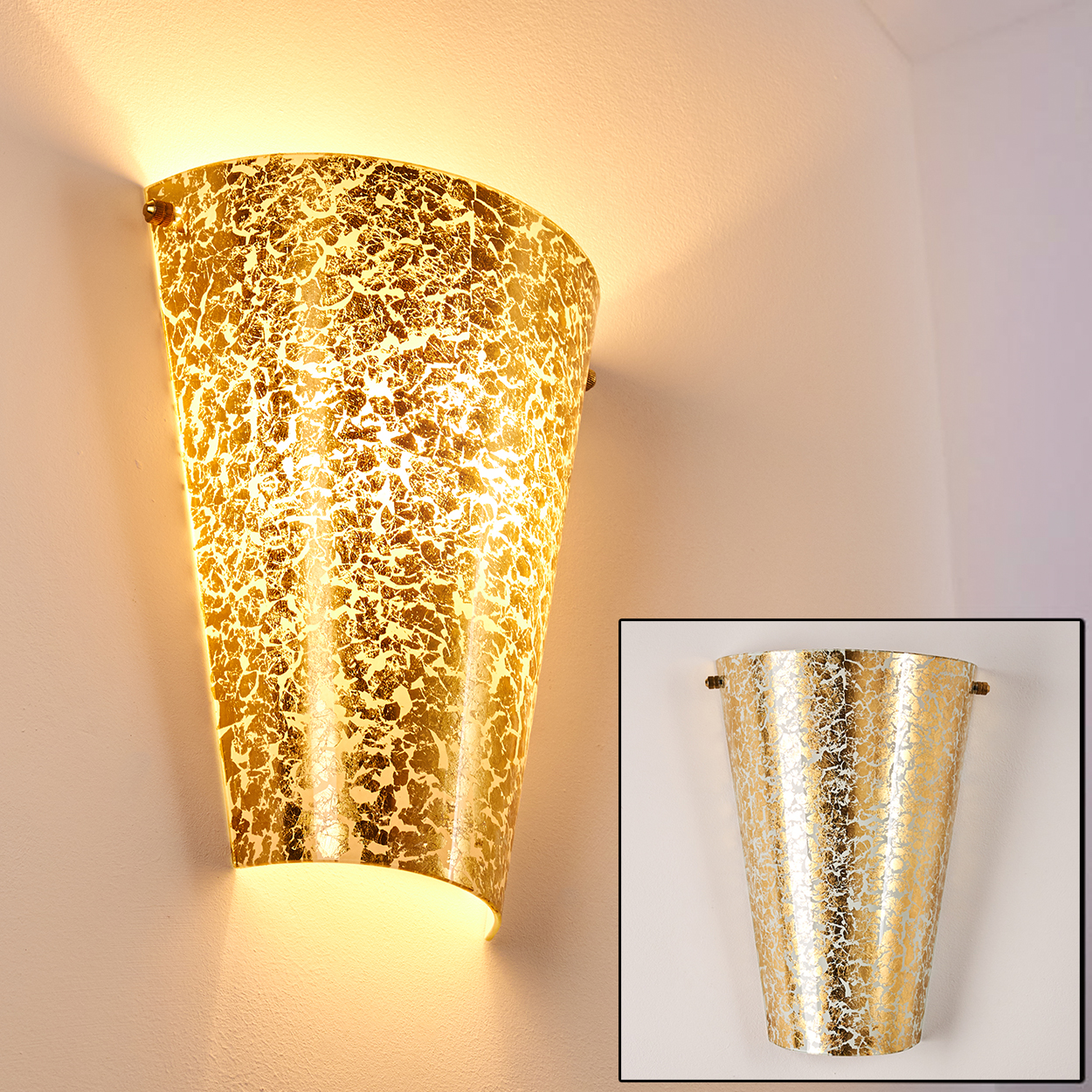 Eine goldene Wandleuchte mit strukturierter Oberfläche, die ein warmes Licht auf die Wand wirft. Ein kleineres Bild der Leuchte ist in der Ecke.