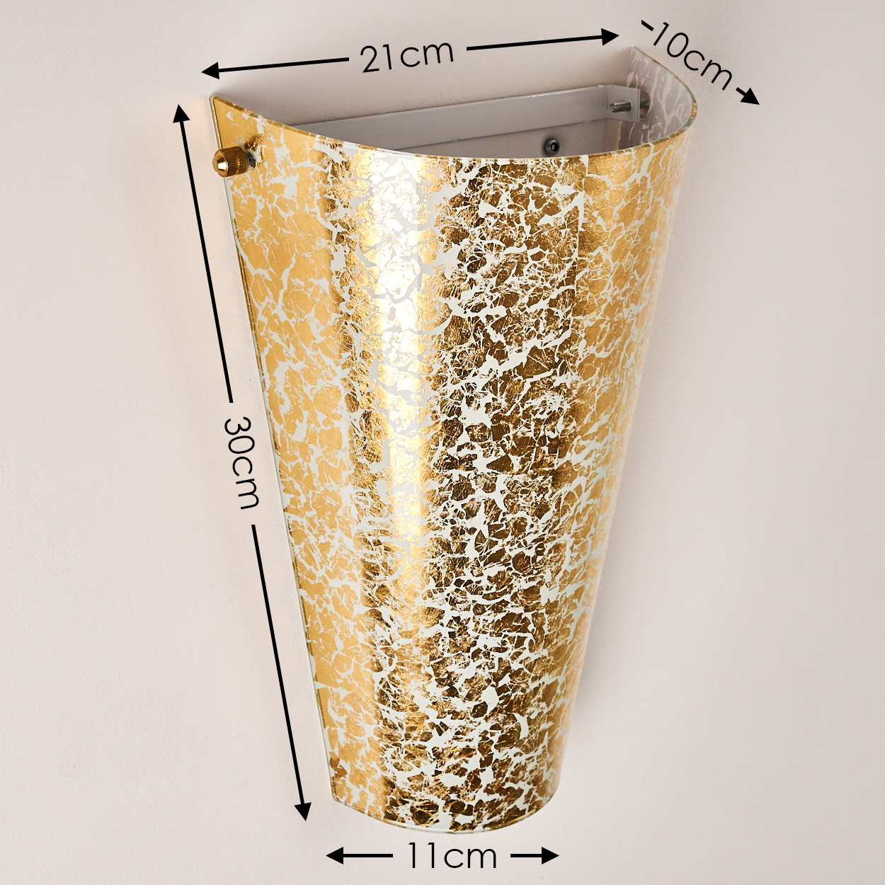 Eine goldene Wandleuchte mit strukturiertem Muster. Sie ist konisch geformt und an einer weißen Wand befestigt. Abmessungen sind angegeben.