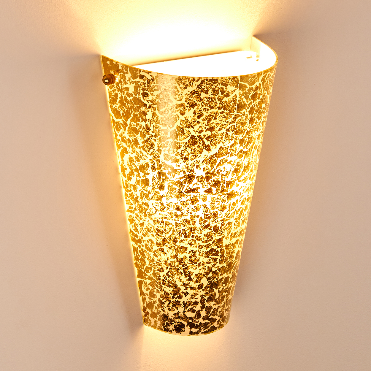 Eine goldene Wandleuchte mit strukturierter Oberfläche, an einer cremefarbenen Wand befestigt. Das Licht scheint von innen.