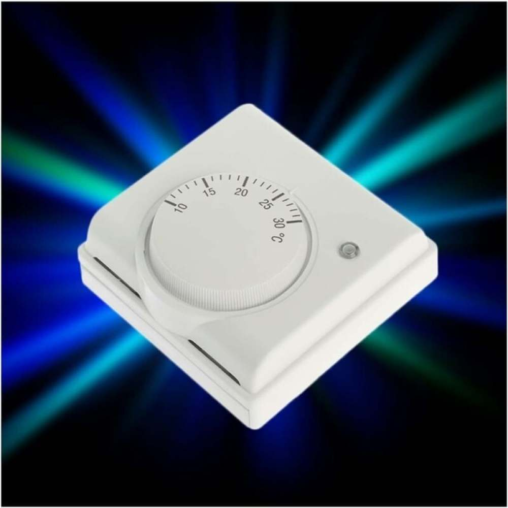 Ein weißes Thermostat mit einem Drehregler, der Temperaturmarkierungen anzeigt. Es ist vor einem blau-schwarzen Farbverlaufshintergrund platziert.