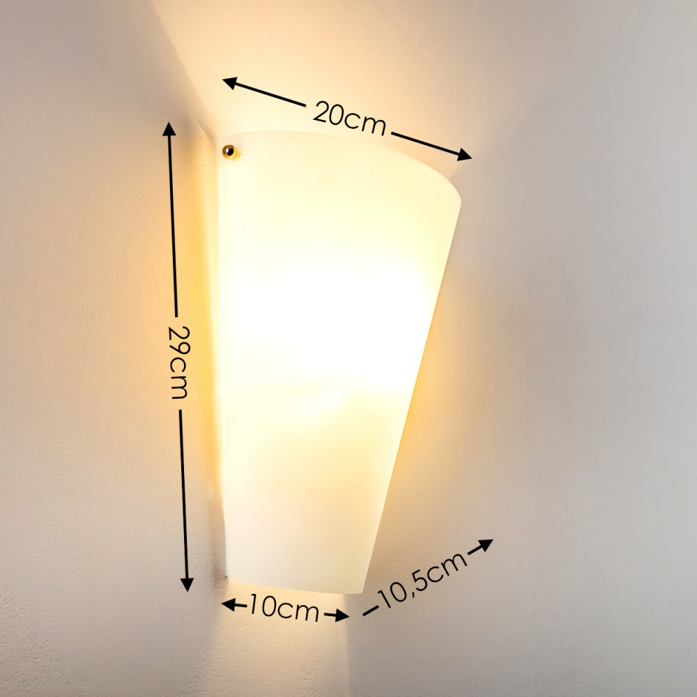 Wandlampe mit Maßangaben. Die Lampe ist weiß, rechteckig mit abgerundeten Kanten. Sie misst 29 cm hoch, 20 cm breit und 10 cm und 10,5 cm am Sockel.