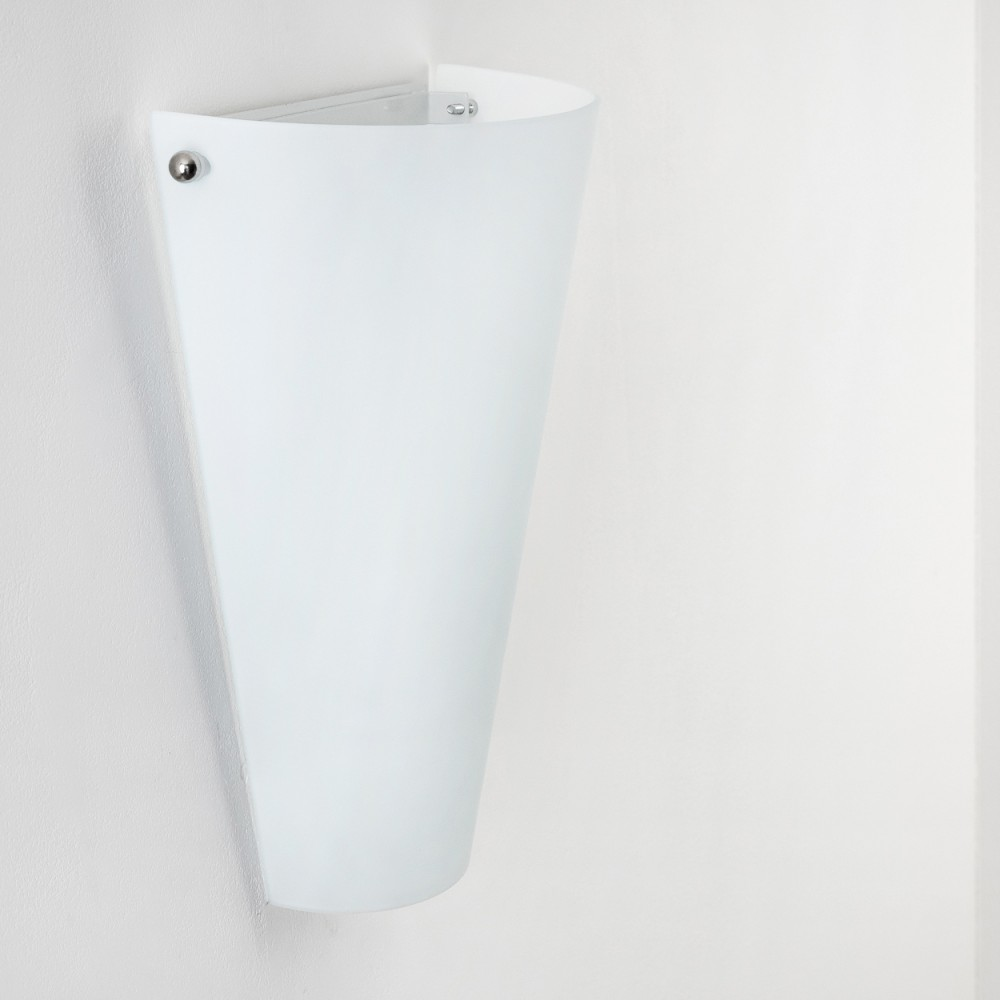 Eine weiße, an der Wand montierte Leuchte mit einem geschwungenen, mattierten Glasschirm. Es befindet sich an einer weißen Wand.