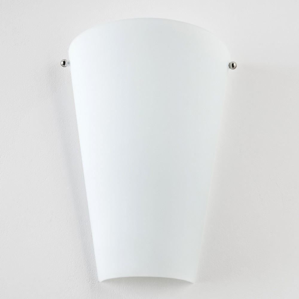Eine weiße Wandleuchte, montiert an einer weißen Wand. Die Lampe hat eine gebogene Form und ist mit zwei kleinen silbernen Punkten befestigt.