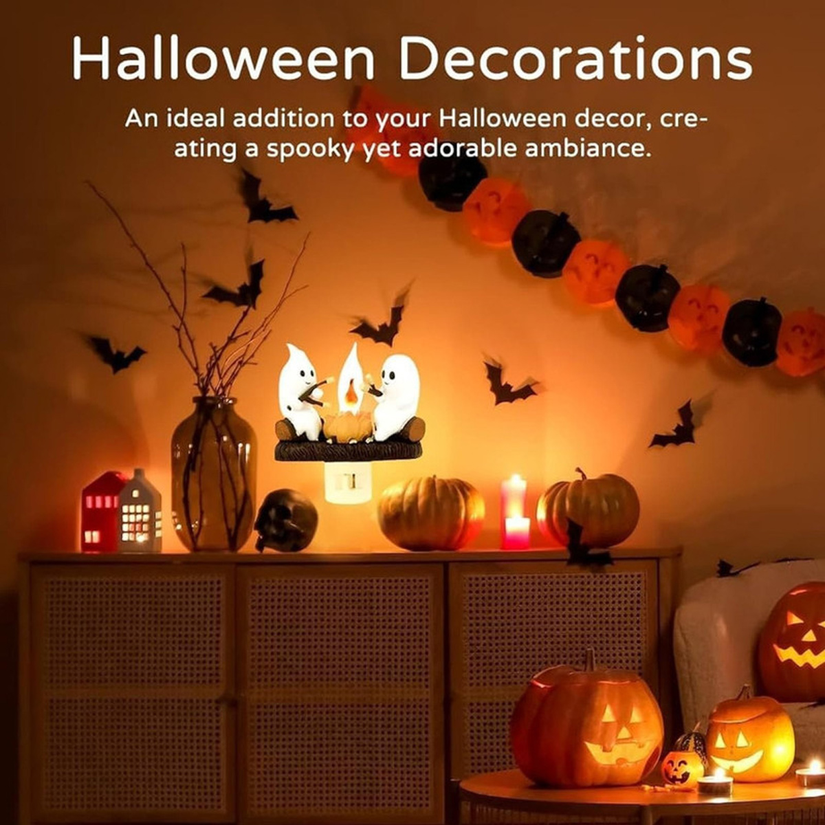 Halloween-Dekorationen mit Kürbissen, Fledermäusen, Kerzen und Geisterfiguren. Eine gemütliche, gruselige Atmosphäre mit Orange und Schwarz.