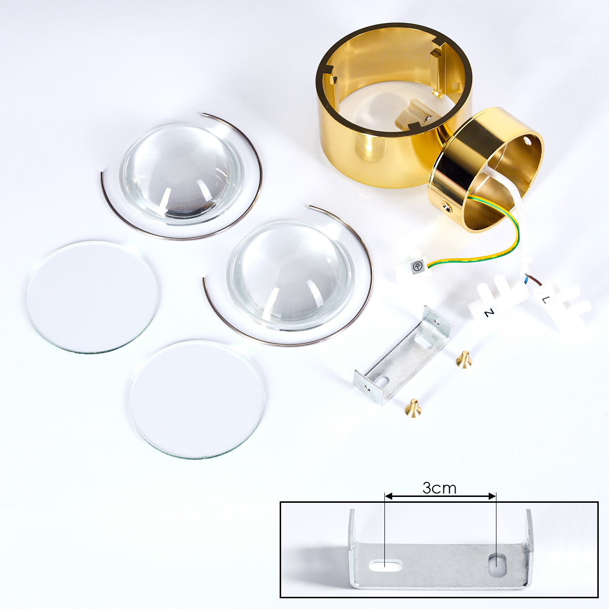 Zerlegte goldene Leuchte. Enthält Linsen, Metallteile, Verkabelung und eine Halterung. Der Hintergrund ist weiß.