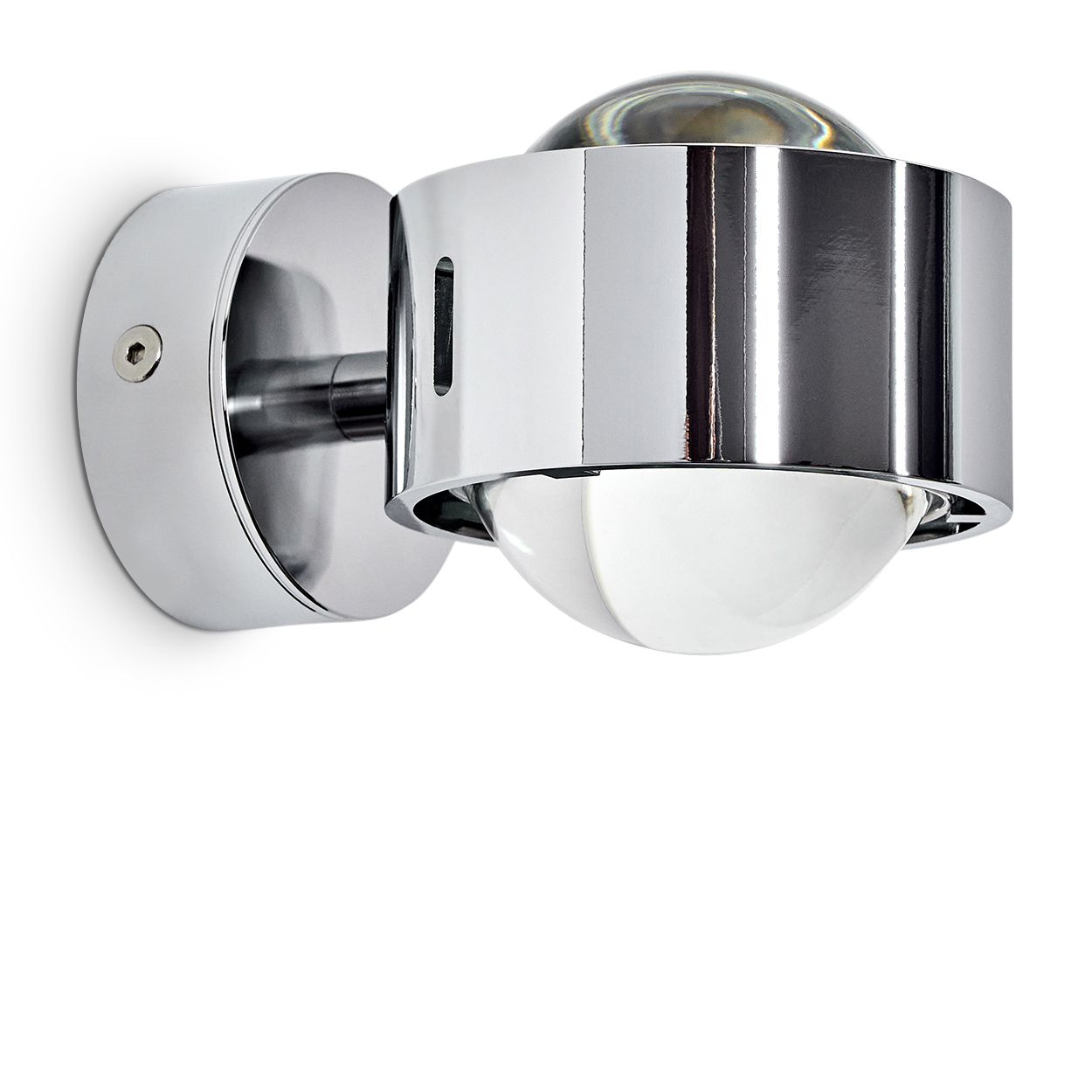 Eine moderne, polierte Chrom-Wandleuchte mit einer Glaskuppel. Das Design ist minimalistisch, an einer weißen Wand montiert.