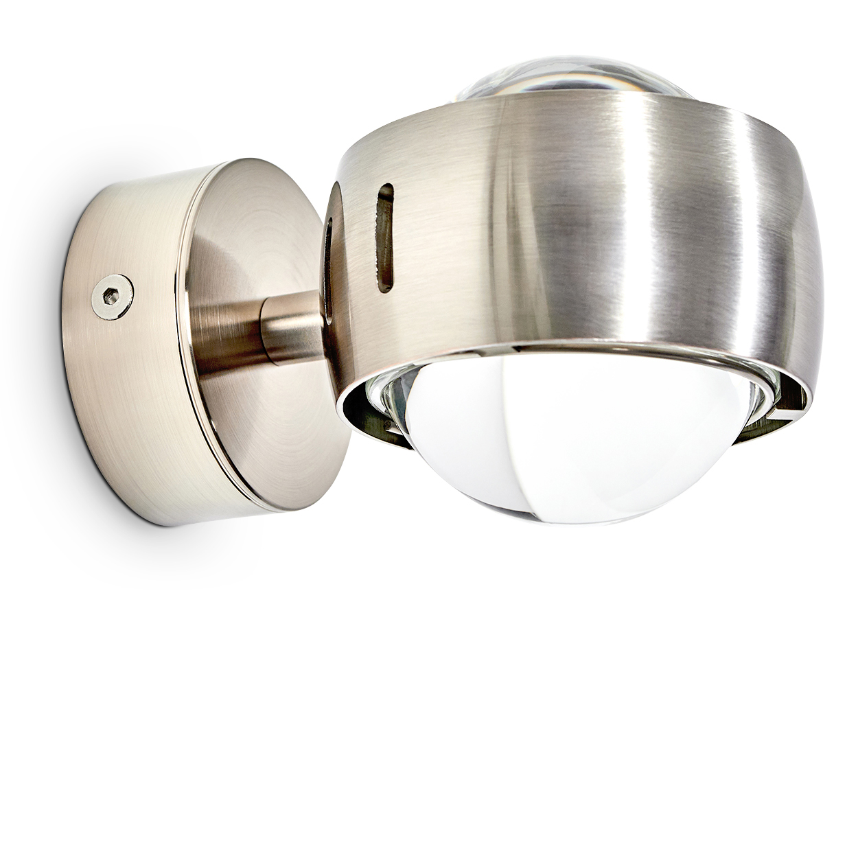 Eine moderne Wandleuchte. Sie hat ein metallisches Finish und eine klare, kugelförmige Lichtabdeckung. Die Lampe befindet sich auf weißem Hintergrund.