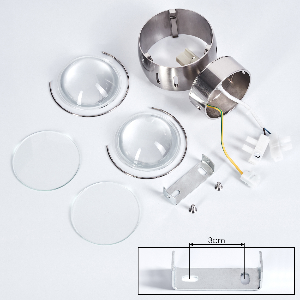 Zerlegte Lampenteile auf weißem Hintergrund. Enthält Metallringe, Glasabdeckungen, Kabel und eine Halterung. Ein 3 cm Halterungsdetail wird gezeigt.