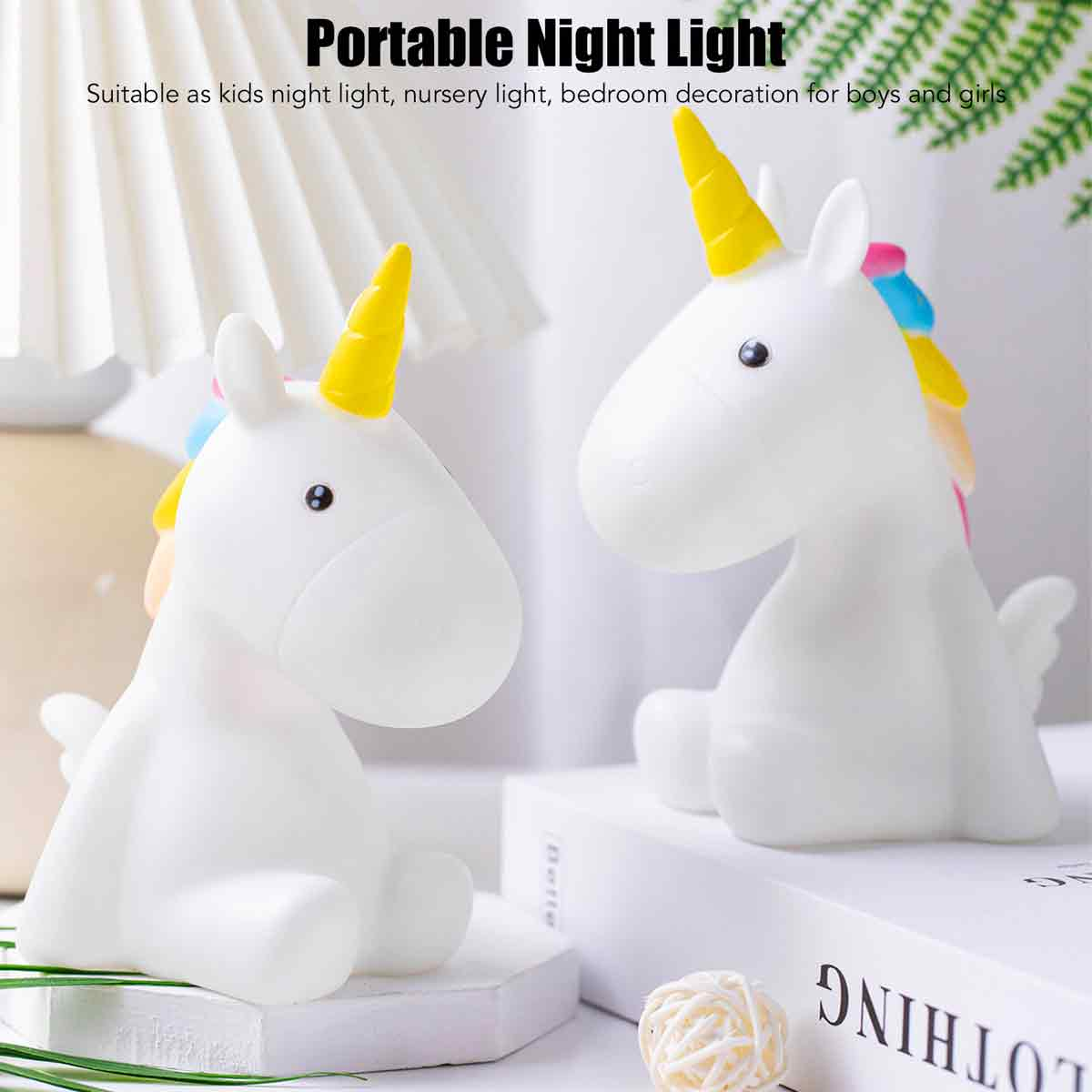 Zwei weiße Einhorn-Nachtlichter mit gelben Hörnern und bunten Mähnen stehen auf weißer Oberfläche. Der Text oben lautet 'Portable Night Light'.