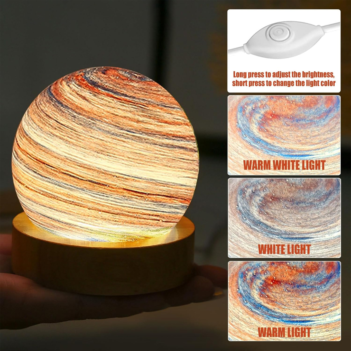 Eine dekorative Lampe mit einer kugelförmigen, gemusterten Glaskugel auf einem Holzsockel. Die Lampe hat verschiedene Lichteinstellungen.