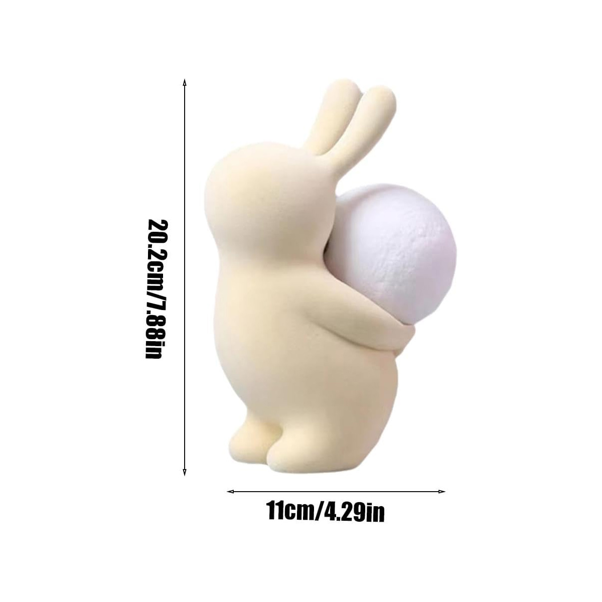 Eine cremefarbene Hasenfigur umarmt eine weiße Kugel. Abmessungen: 20,2 cm/7,88 Zoll Höhe und 11 cm/4,29 Zoll Breite. Weißer Hintergrund.