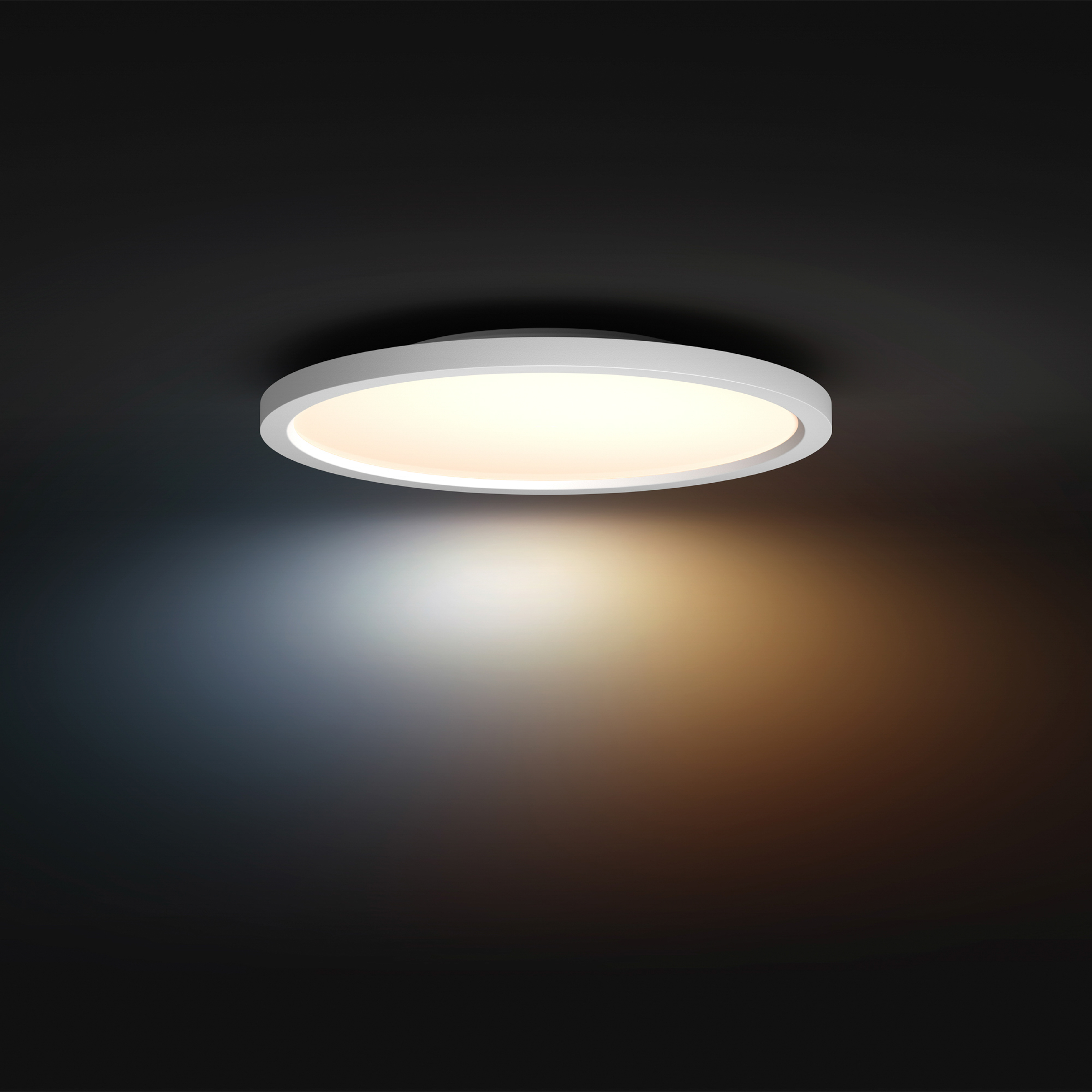 Un plafonnier rond et blanc est centré sur un fond sombre, avec un dégradé de lumière en dessous.