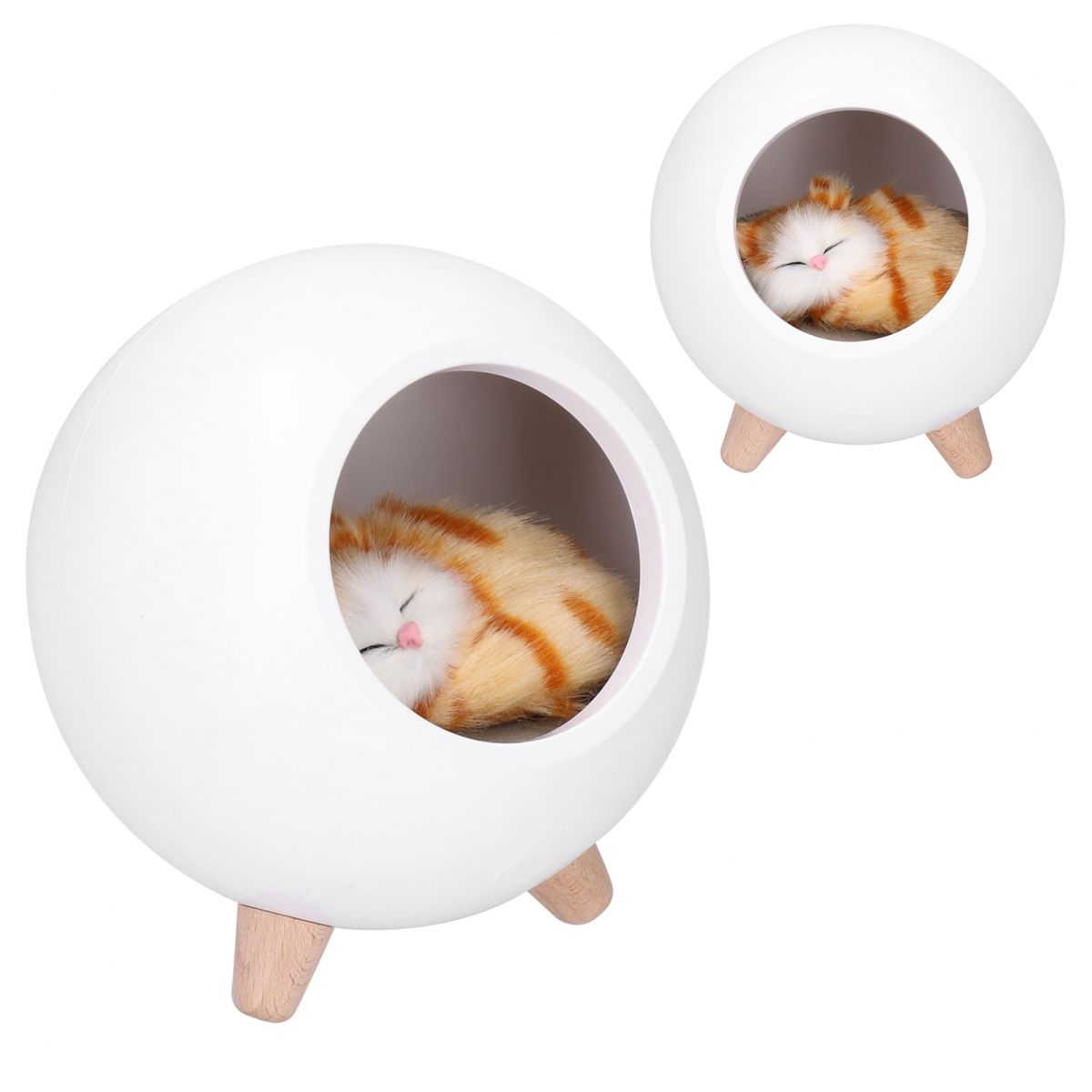 Zwei weiße, kugelförmige Katzenbetten, jeweils mit einer schlafenden orangefarbenen Tabby-Katze. Holzbeine stützen jedes Bett.