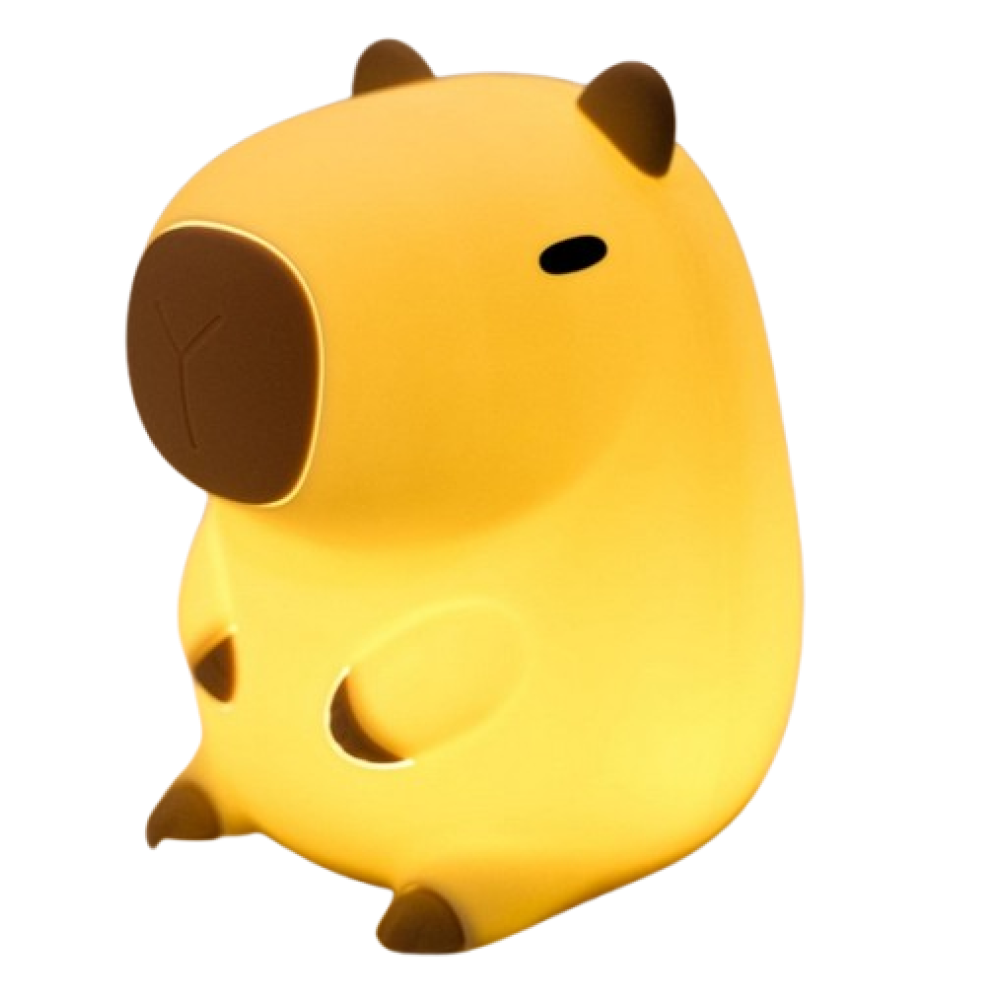 Ein gelbes, capybara-förmiges Nachtlicht. Es hat braune Ohren, Nase, Füße und ein kleines Auge. Das Licht scheint von innen und erzeugt weiche Schatten.