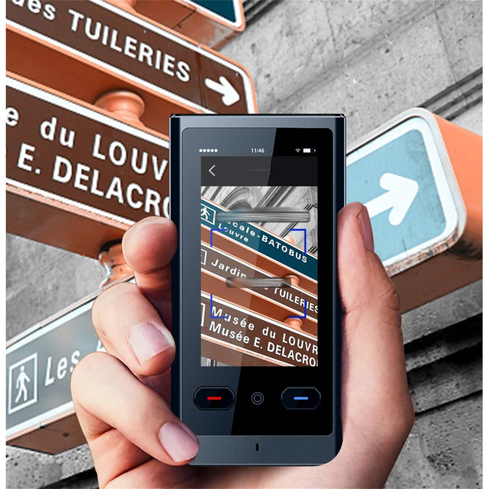 Hand hält Gerät mit Wegweisern zum Louvre und Tuilerien. Schilder im Hintergrund.