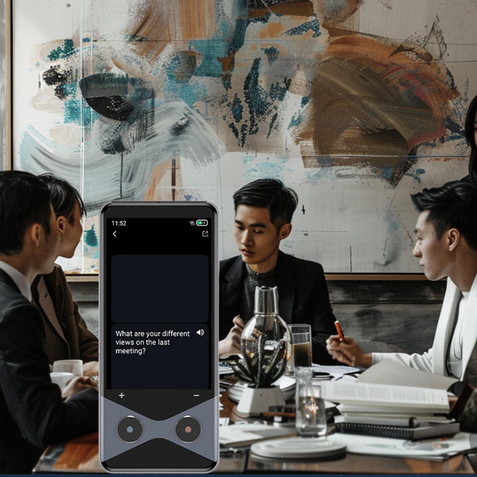 Meetingszene mit Telefon, das eine Frage zeigt. Menschen sitzen um einen Tisch. Abstrakte Kunst im Hintergrund.