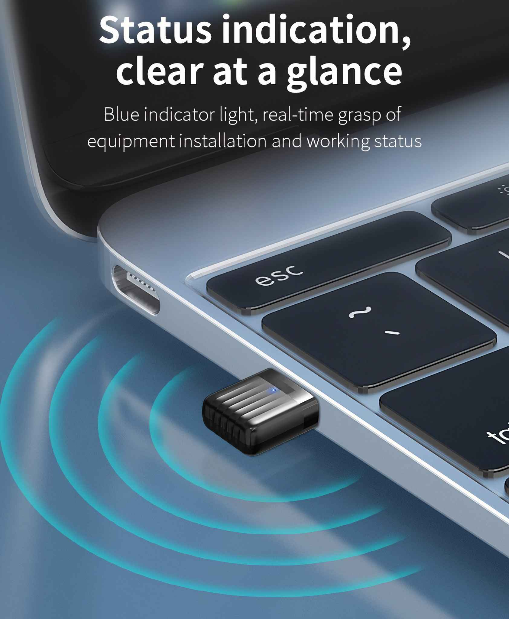 Schwarzer USB-Dongle am Laptop. Blaues Licht zeigt Status an. Tastaturtasten sichtbar. Blaue Wellen.