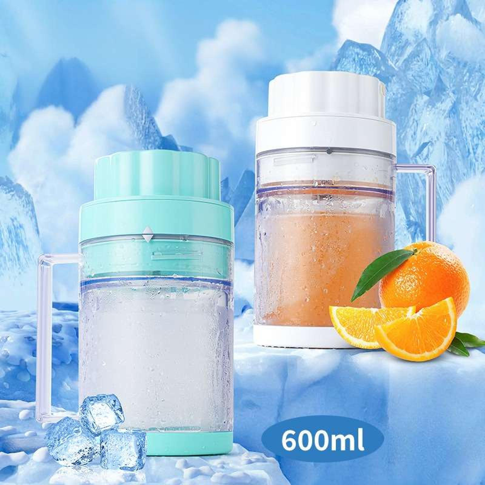 Zwei Entsafter mit Eis und Orangensaft, Orangen und Eiswürfeln. Hintergrund zeigt eine schneebedeckte Berglandschaft.