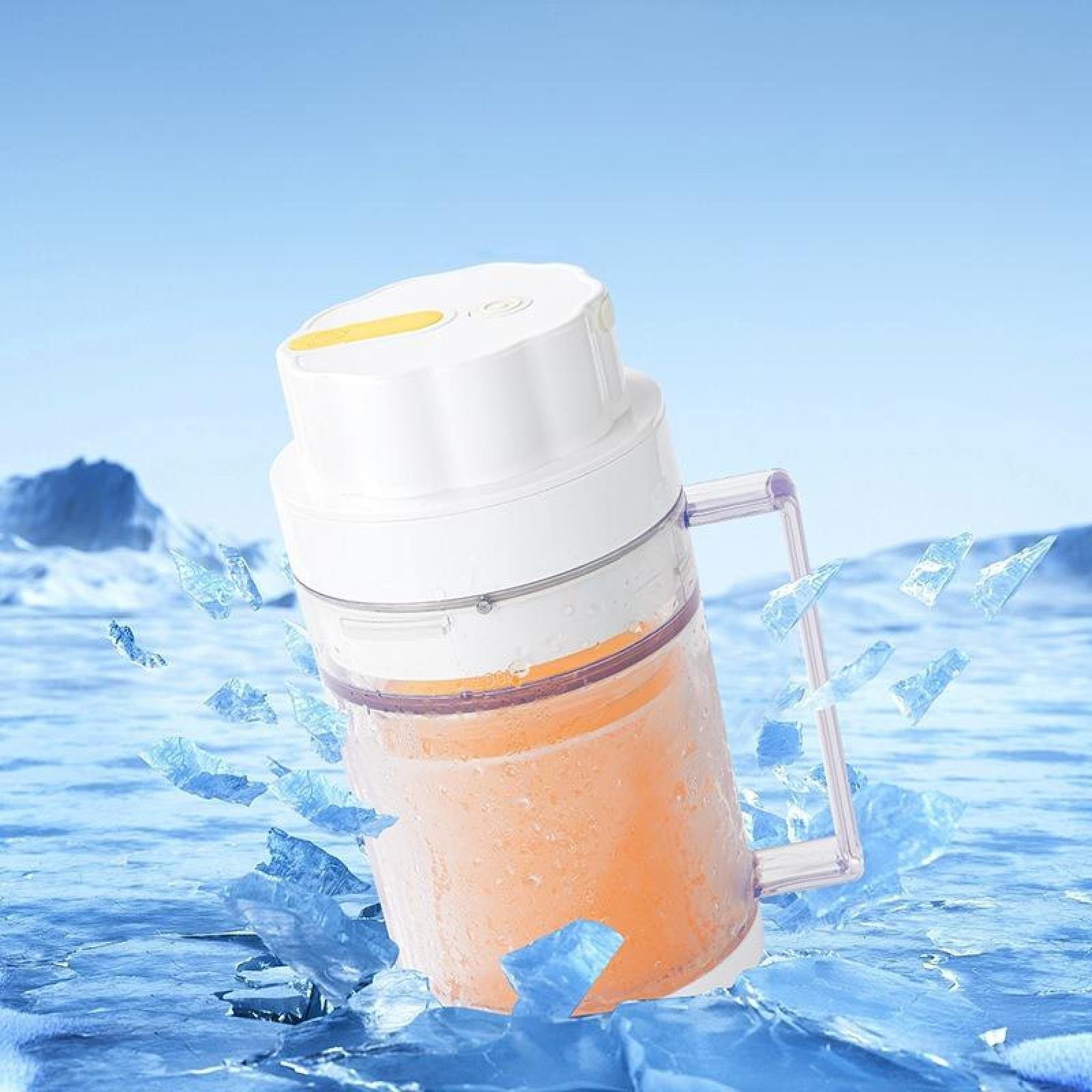 Ein weißer und orangefarbener Mixer mit Eis im Vordergrund. Der Hintergrund ist ein blauer Himmel.