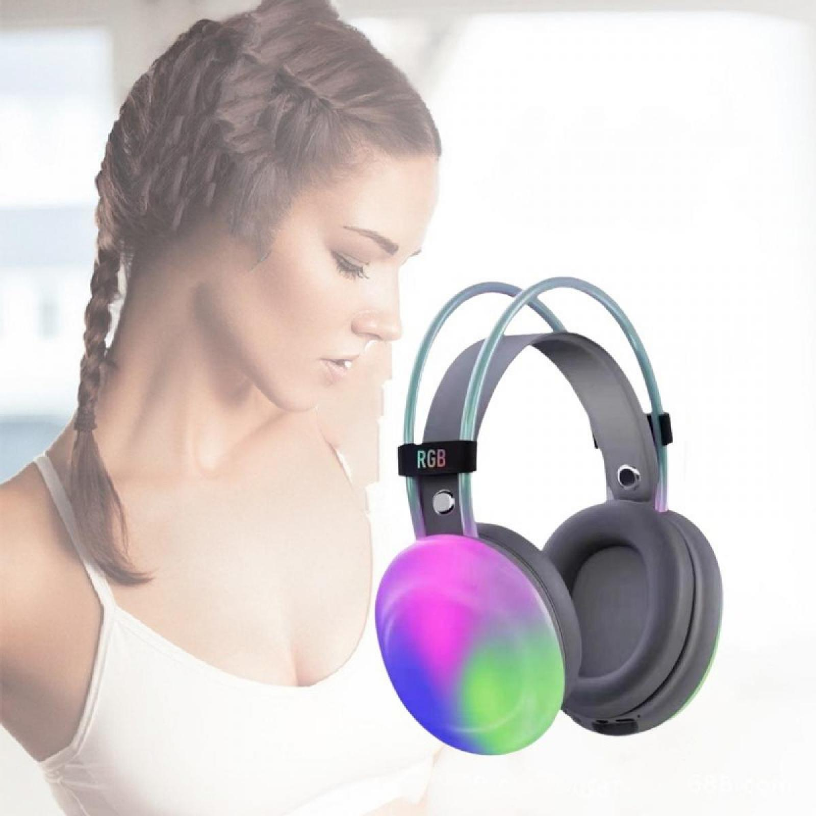 Frau mit Zopf, trägt ein weißes Top und Kopfhörer mit RGB-Beleuchtung. Die Kopfhörer sind grau und schwarz.