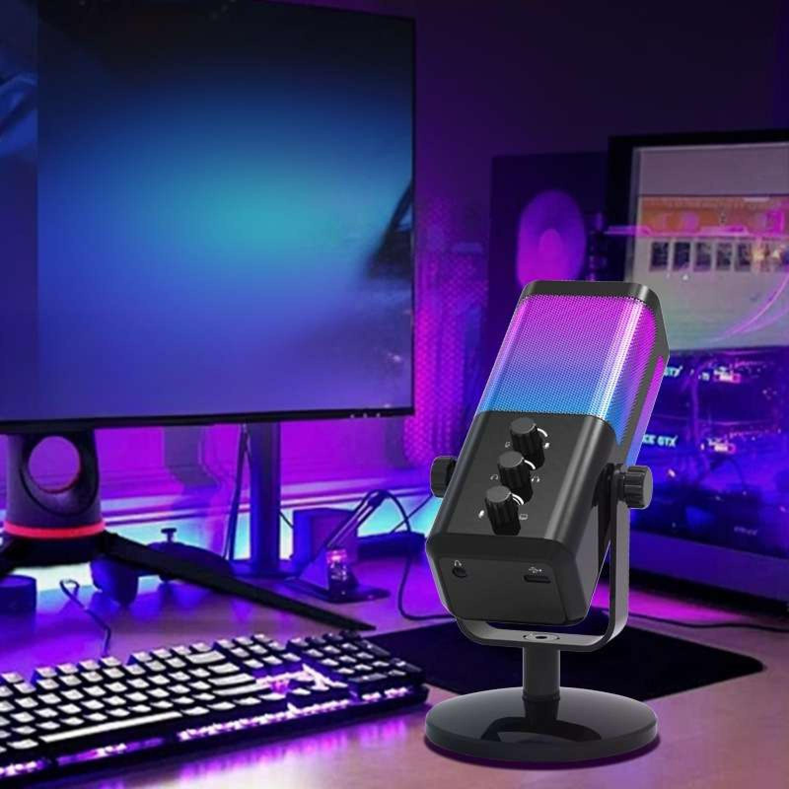 Ein Gaming-Mikrofon mit farbwechselnden Lichtern steht auf einem Schreibtisch. Eine Tastatur und Monitore befinden sich im Hintergrund. Die Szene ist violett beleuchtet.