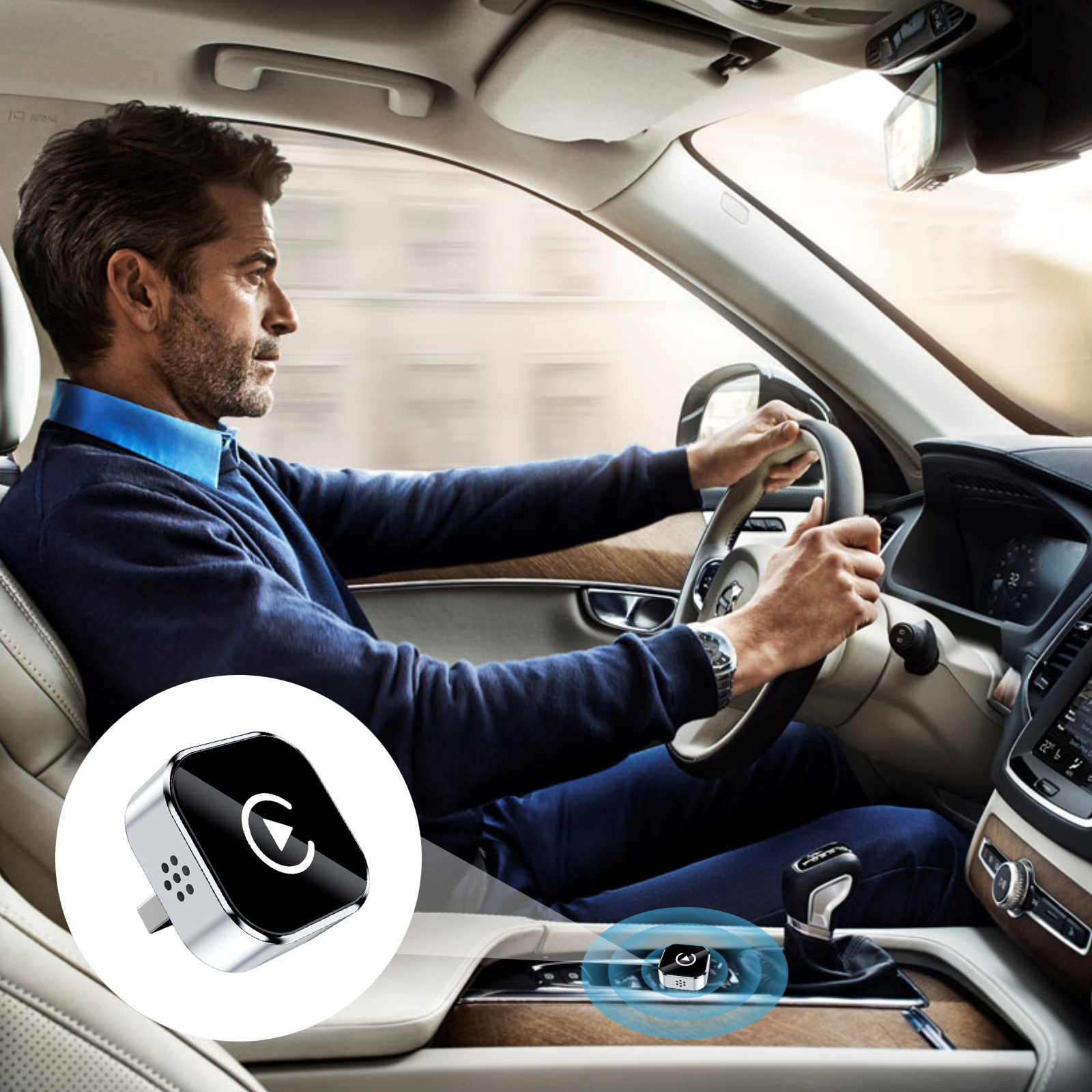 Ein Mann fährt Auto. Ein Gerät mit einem Wiedergabesymbol befindet sich im Vordergrund. Der Innenraum des Autos ist sichtbar.