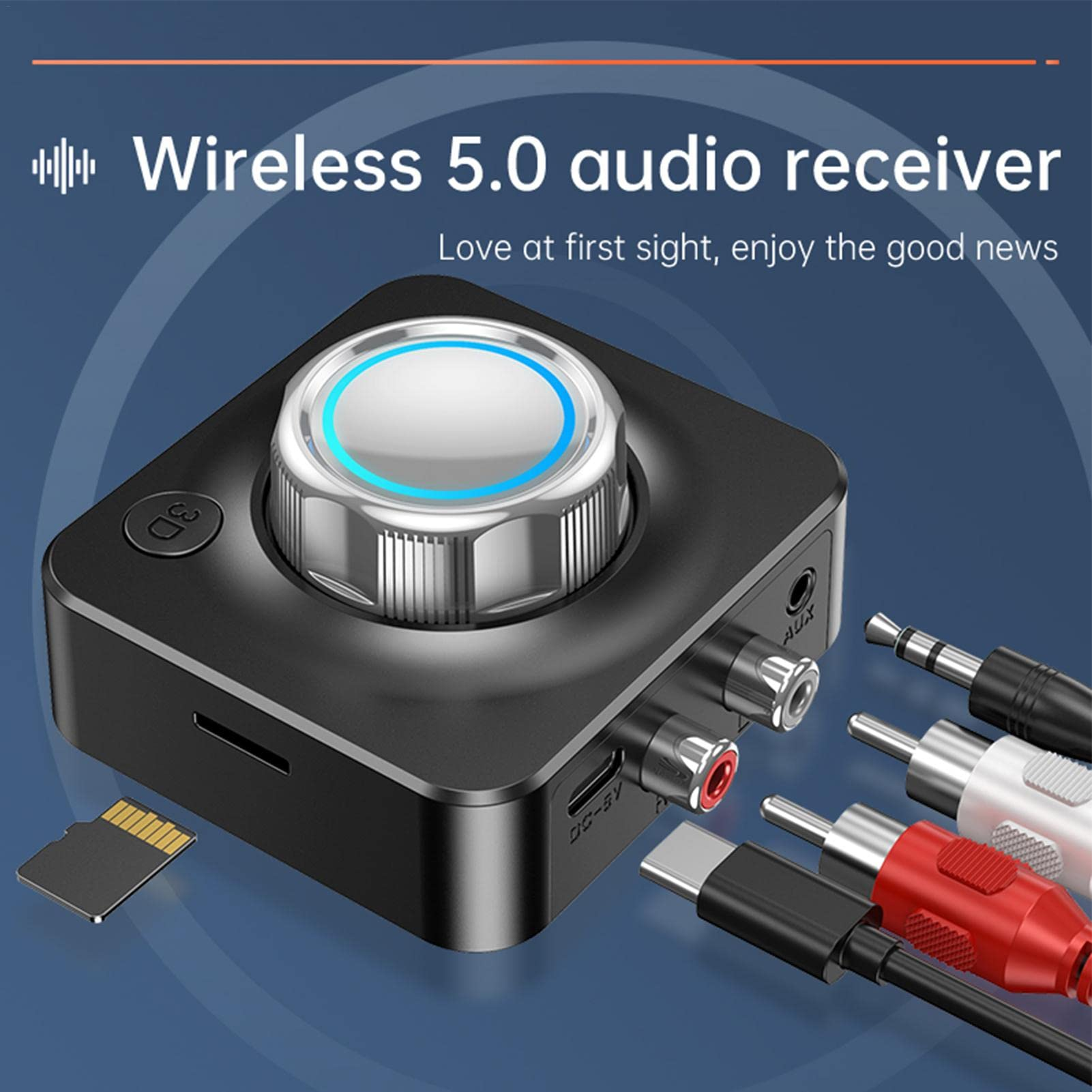 Kabelloser 5.0 Audio-Empfänger, schwarz mit silbernem Knopf, Kabel und SD-Karte auf blauem Hintergrund.
