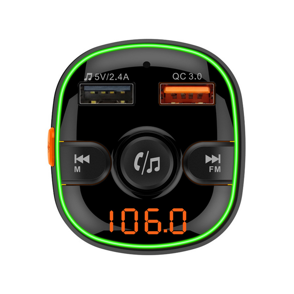 Schwarzes Autoladegerät mit grünem Umriss, orangefarbene Anzeige mit 106.0, USB-Anschlüsse und Steuertasten.