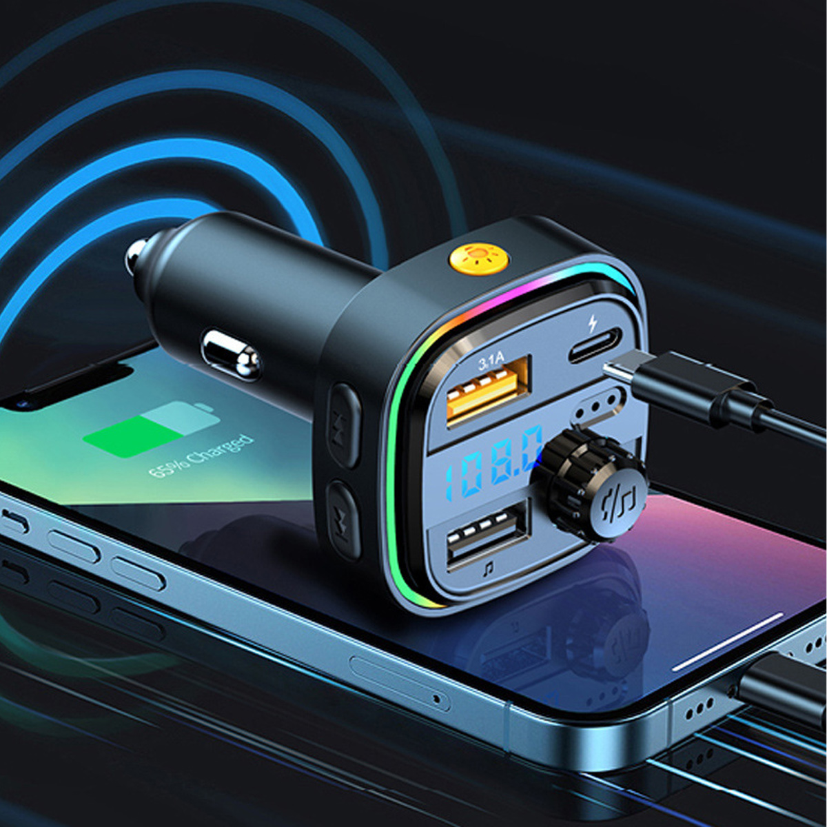 Ein Autoladegerät mit USB-Anschlüssen und digitaler Anzeige liegt auf einem Telefon. Es ist mit einem Kabel verbunden. Das Telefon zeigt 65 % geladen an.