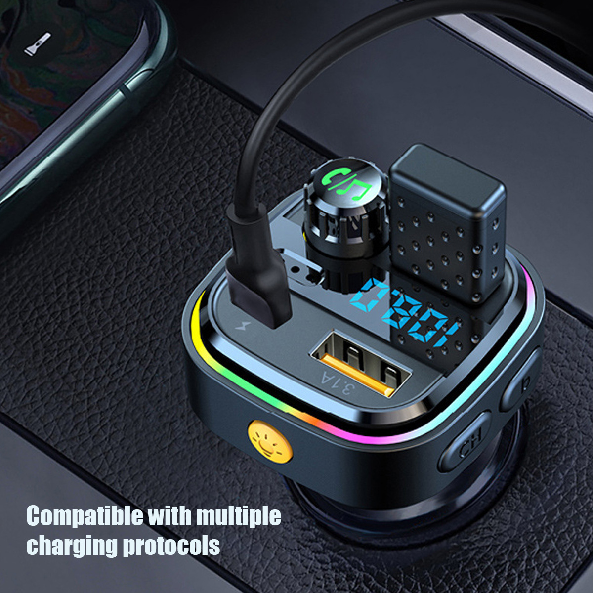 Autoladegerät mit USB-Anschlüssen, Digitalanzeige und Drehknopf. Ein Kabel verbindet sich mit einem Smartphone links.