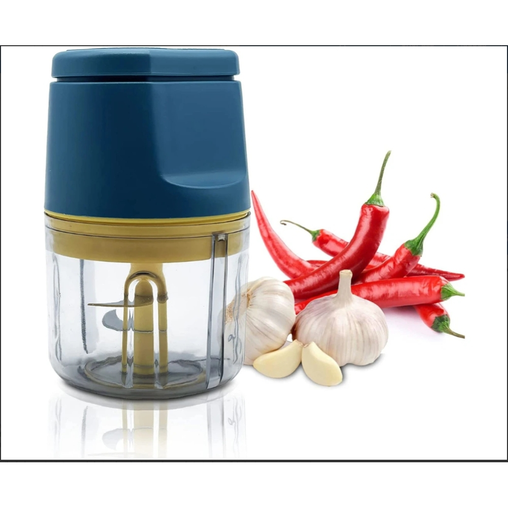 Ein Foodprozessor mit roten Chilischoten, Knoblauch und Nelken. Der Prozessor ist blau und gelb, Zutaten auf weißem Hintergrund.