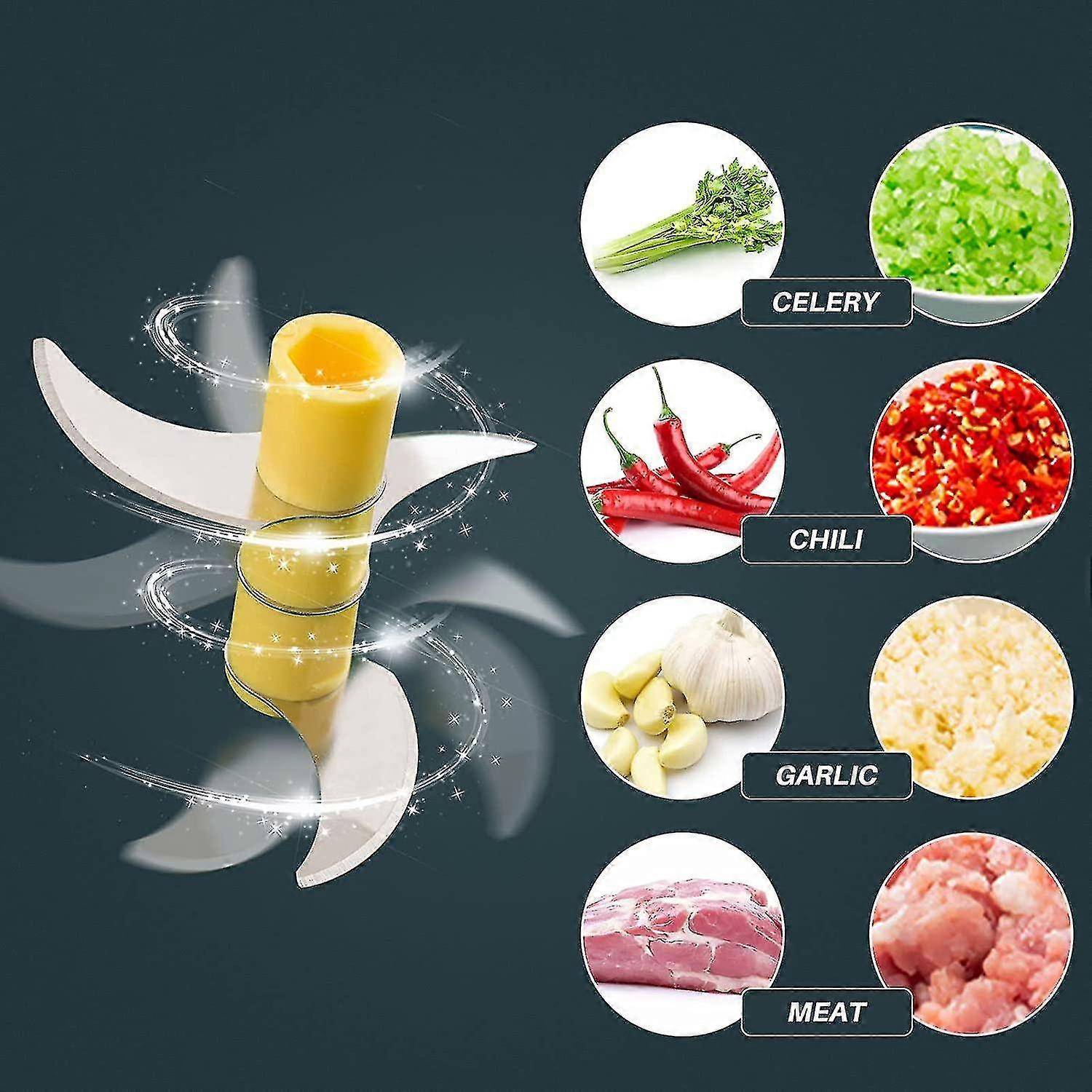 Ein Foodprozessor mit Klingen. Zutaten: Sellerie, Chili, Knoblauch, Fleisch. Gehackter Sellerie und Chili, Knoblauchzehen, Fleischstücke.