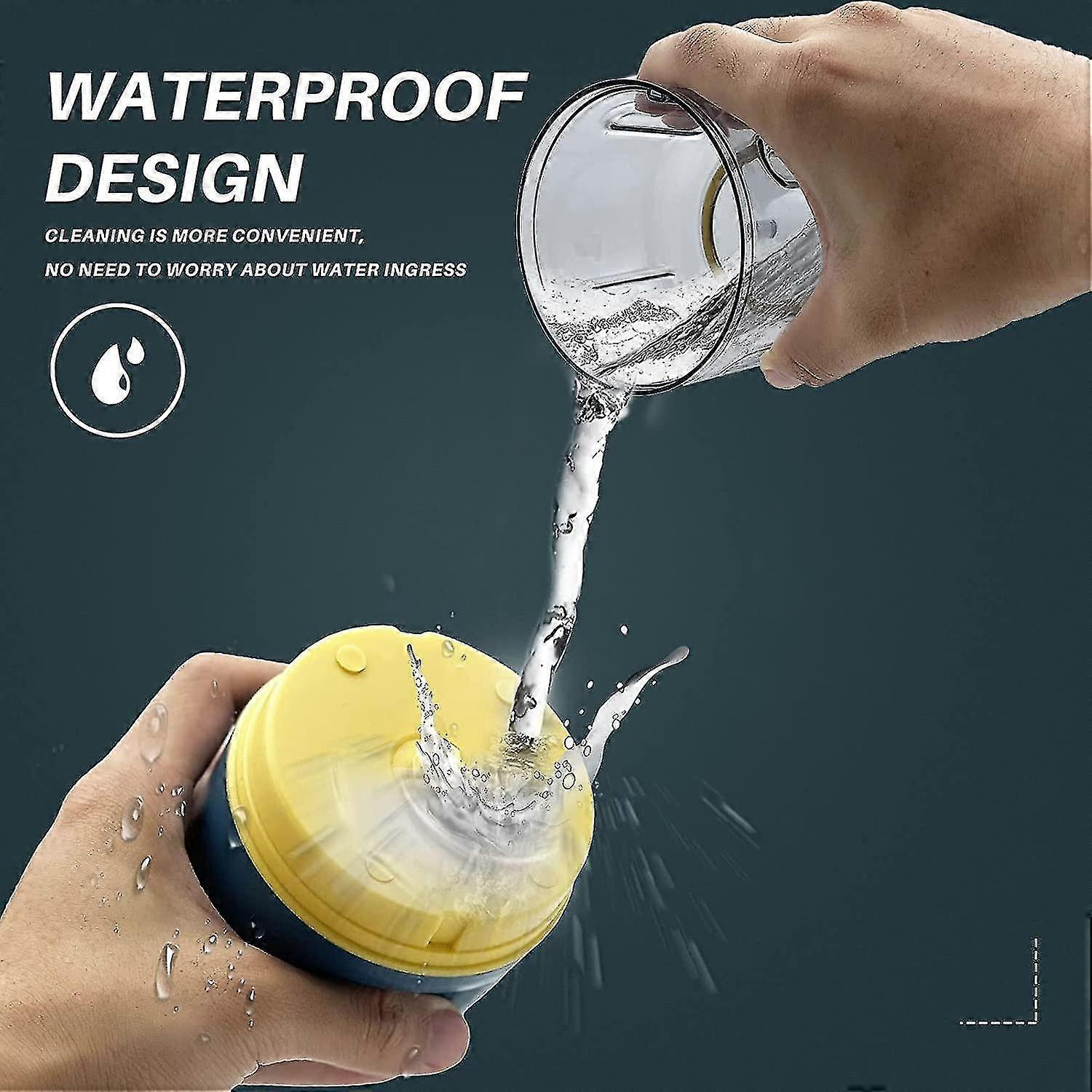 Eine Hand gießt Wasser in einen gelb-blauen Behälter. Wasser spritzt herum. Text: WASSERDICHTES DESIGN.