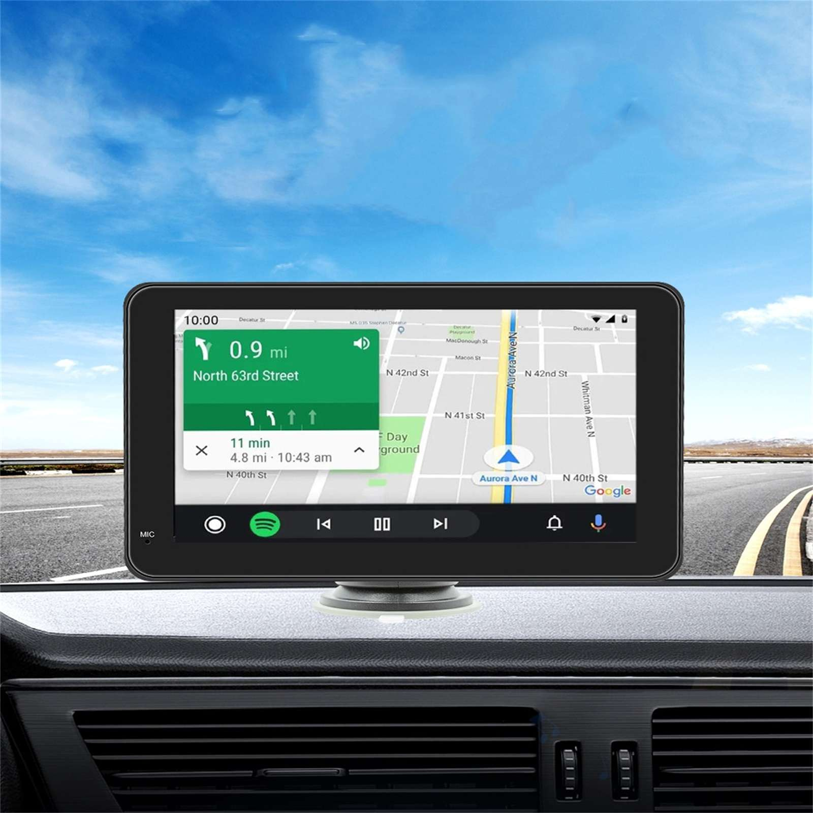 Ein GPS-Navigationssystem zeigt eine Route auf einem Bildschirm an, der auf dem Armaturenbrett eines Autos montiert ist, mit blauem Himmel im Hintergrund.