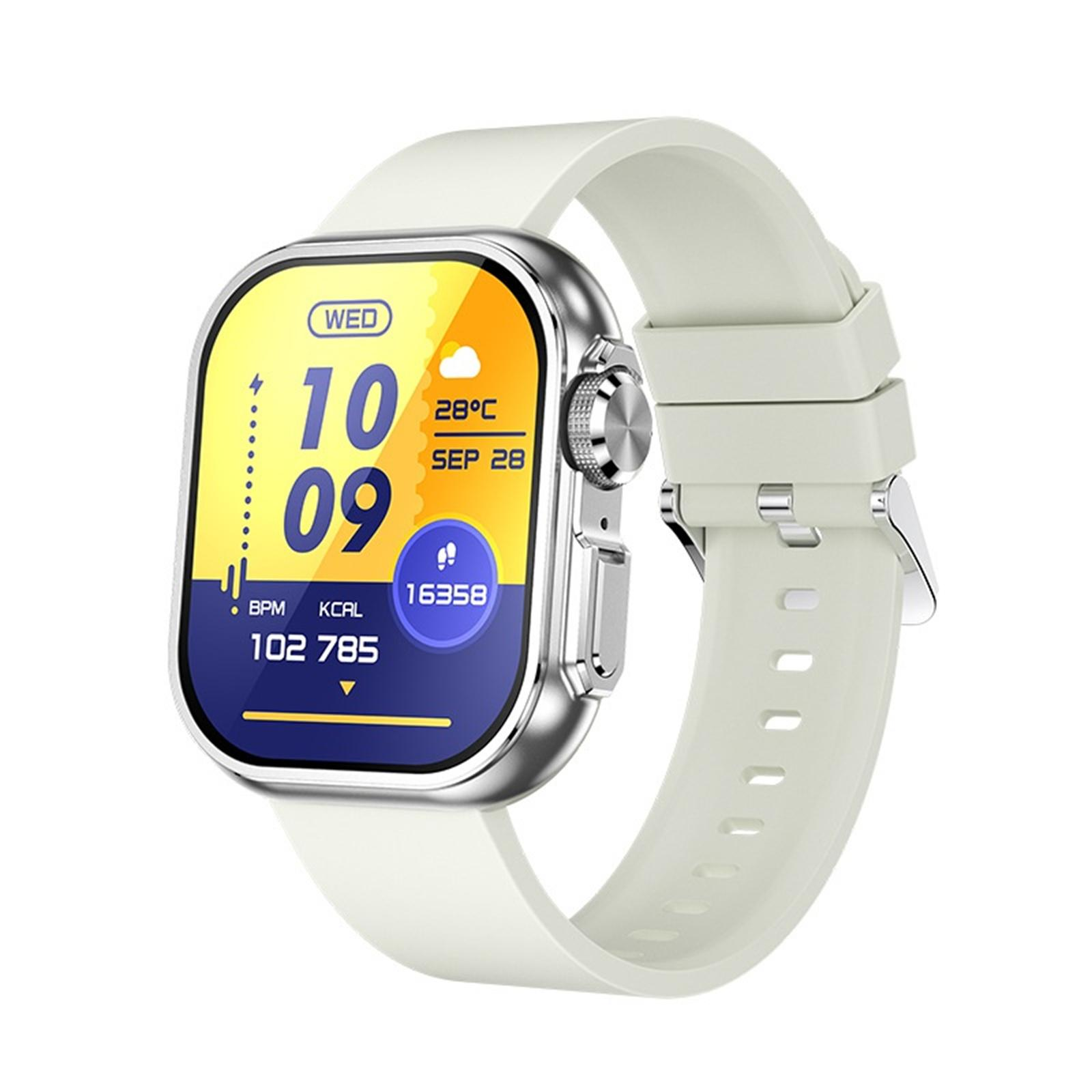 Eine cremefarbene Smartwatch zeigt Zeit, Datum und Gesundheitsdaten an. Sie hat ein cremefarbenes Armband und einen silbernen Rahmen.