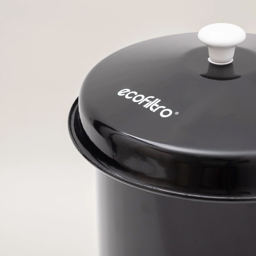 Primo piano di un filtro dell'acqua ecofiltro nero. Ha un pomello bianco sopra e il marchio è visibile in bianco.