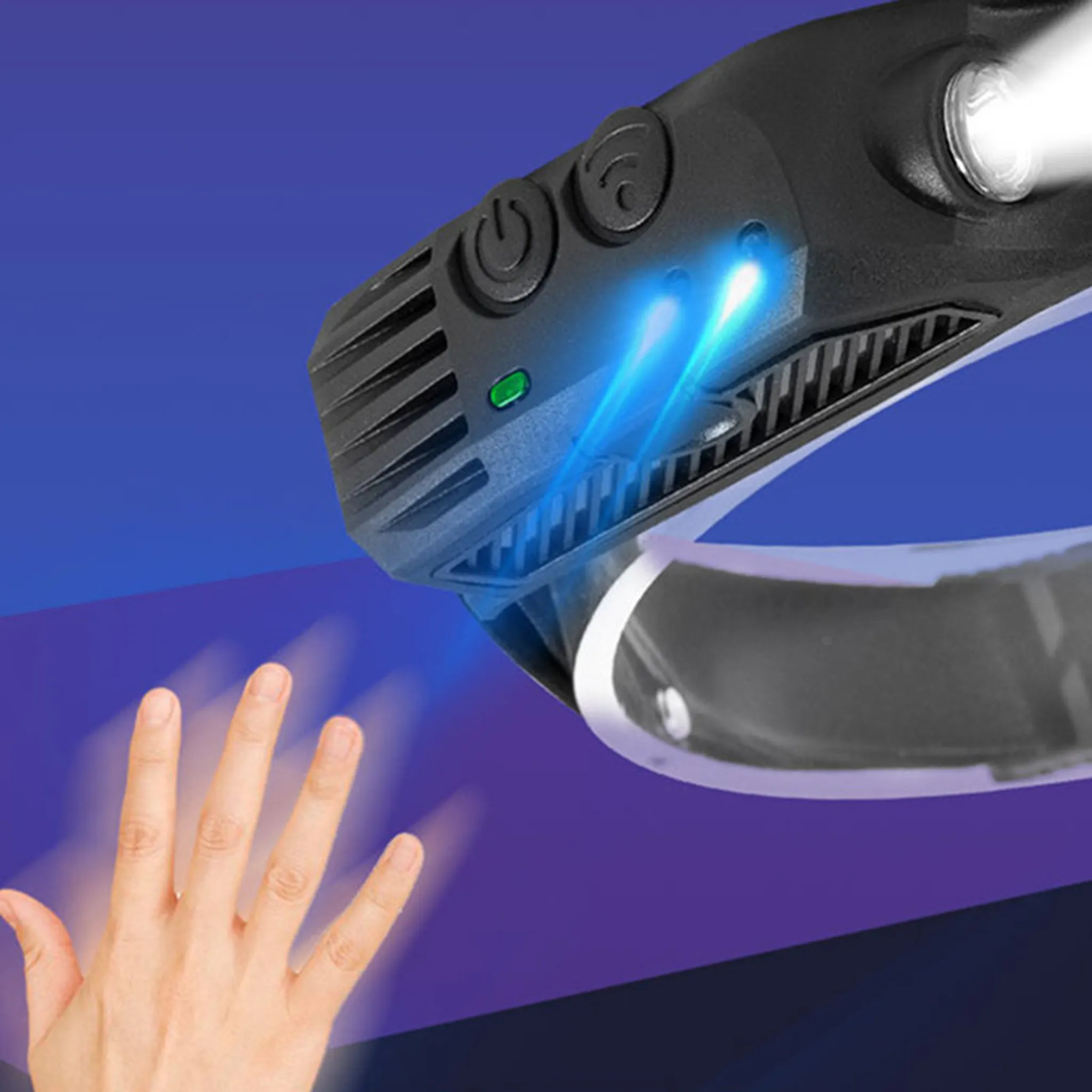 Eine Hand greift nach einer Stirnlampe. Die Stirnlampe ist schwarz und hat ein helles, weißes Licht.