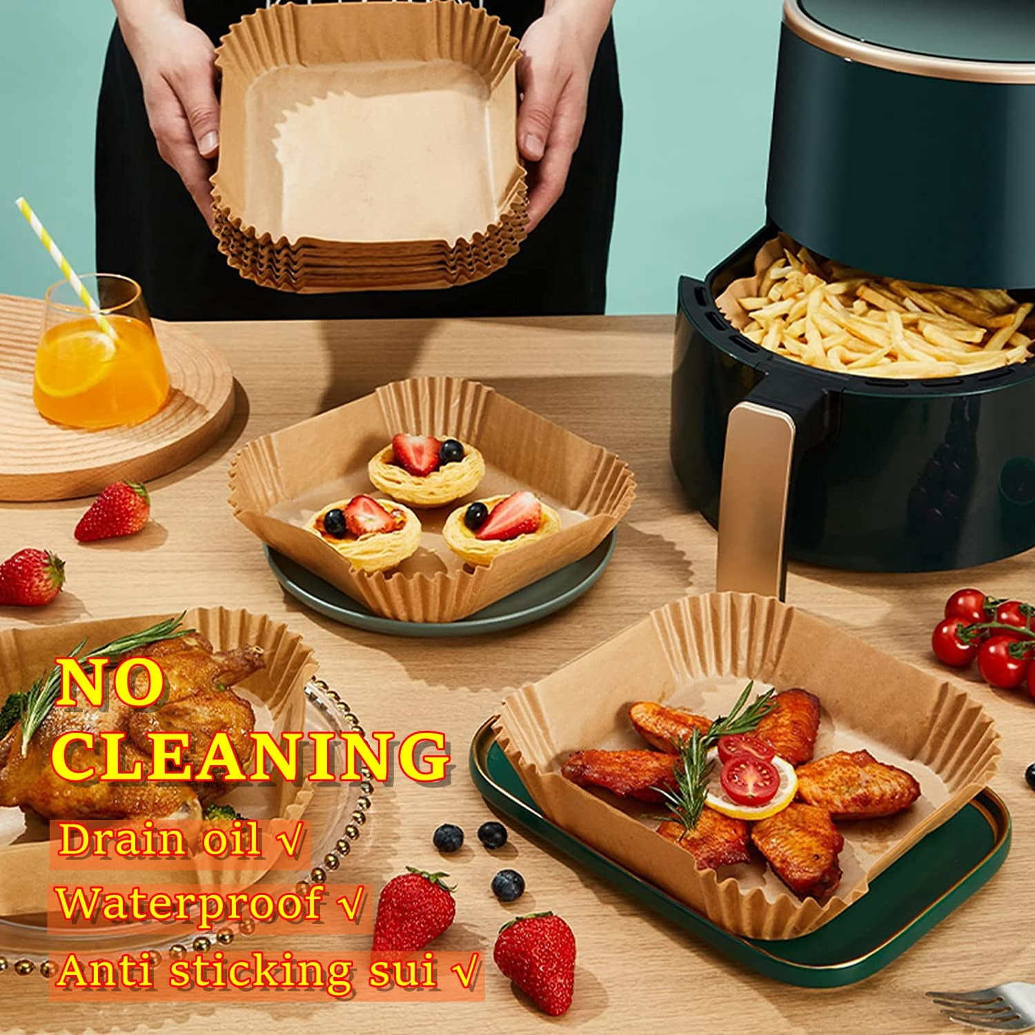 Ein Airfryer mit Pommes Frites, Essen in Papiereinlagen, Obst und ein Getränk auf einem Holztisch. Produktmerkmale werden beworben.