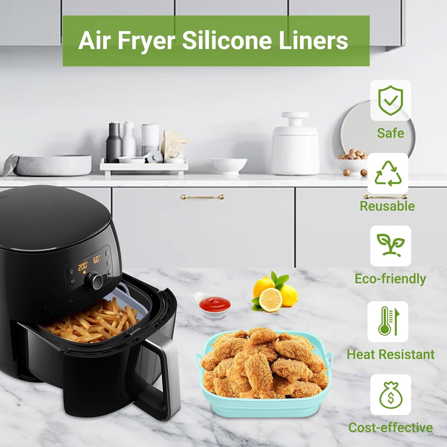 Ein Airfryer mit Pommes Frites, Hähnchenflügeln in einem blauen Behälter, Zitronen und Icons für sicher, wiederverwendbar, umweltfreundlich, hitzebeständig und kostengünstig.